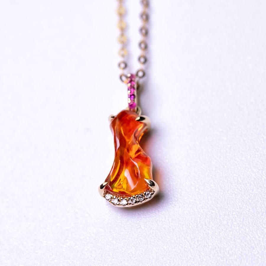 Atemberaubende rote mexikanische Feuer Opal Diamant Pink Saphir Anhänger Halskette 18K Gold im Zustand „Neu“ im Angebot in Suwanee, GA