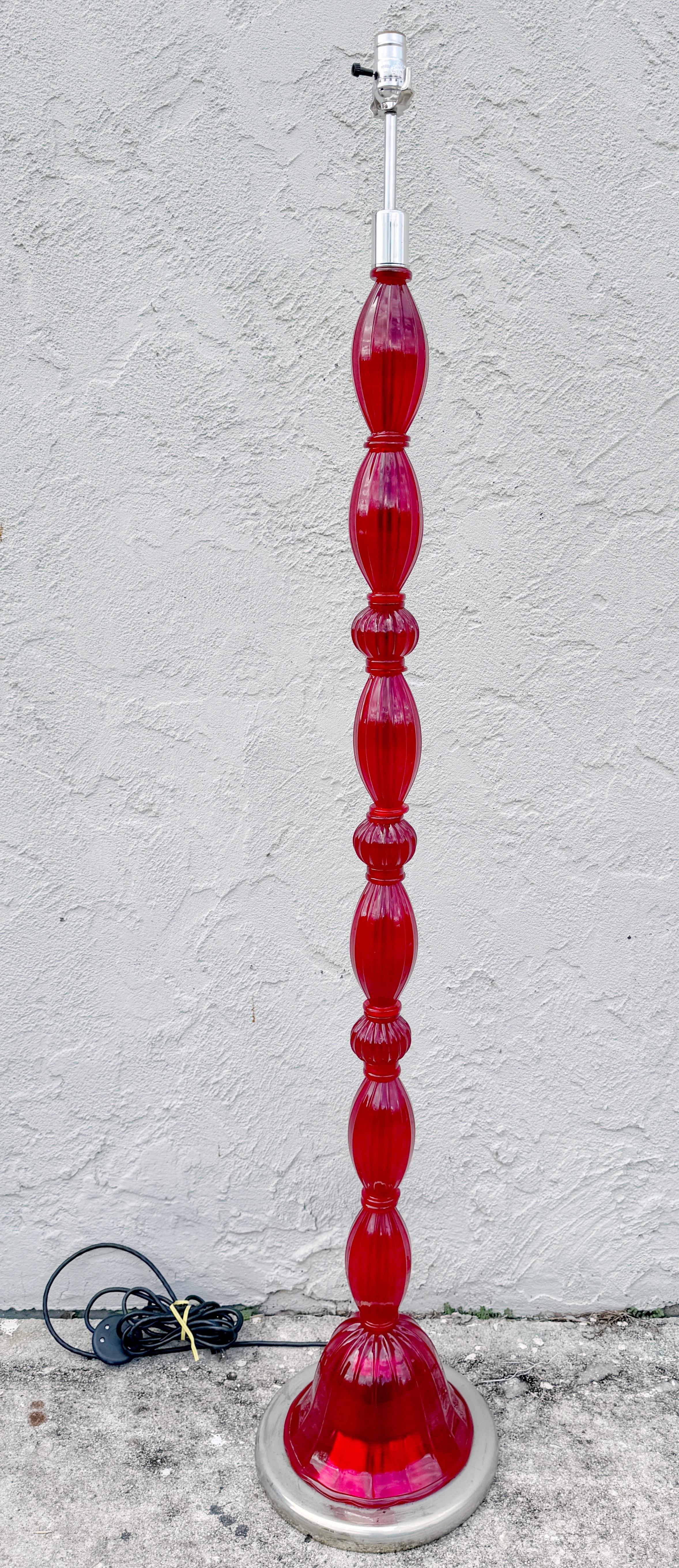 Superbe lampadaire à colonne biomorphe en verre rouge de Murano 
Italie, vers les années 1990 Attribué à Donghia 


Attribué à la célèbre maison de design Donghia, ce lampadaire saisissant incarne l'art et la sophistication italiens. D'une hauteur