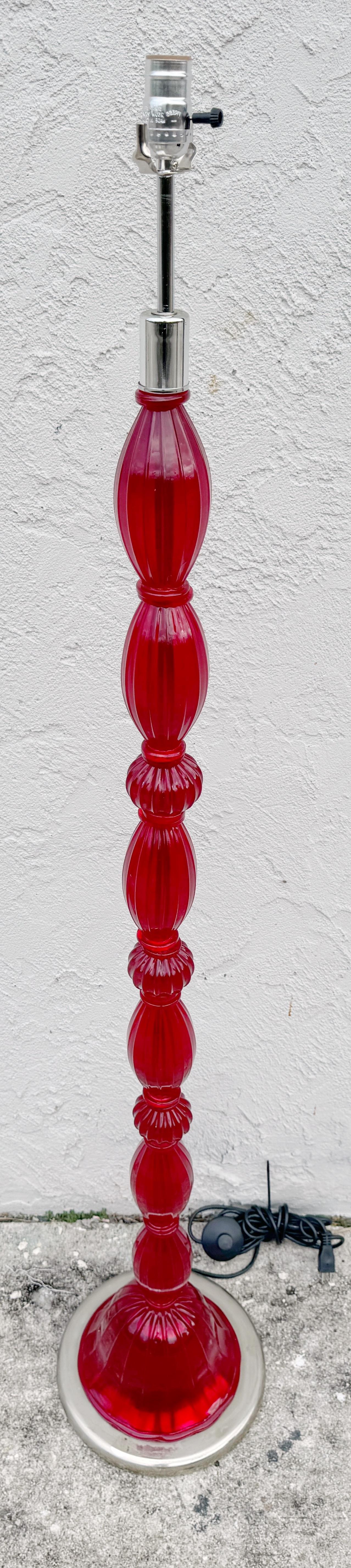 italien Superbe lampadaire à colonne biomorphe en verre rouge de Murano en vente
