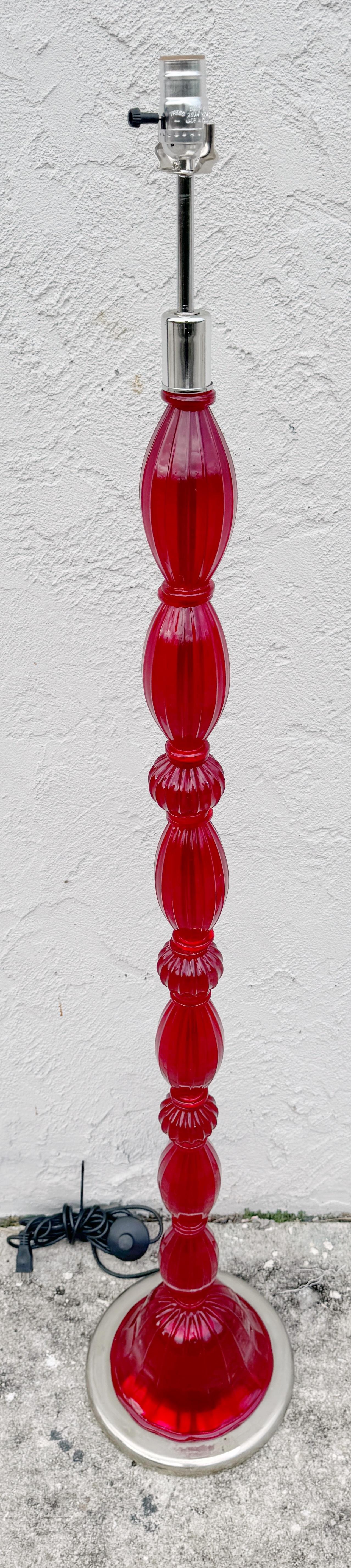 Poli Superbe lampadaire à colonne biomorphe en verre rouge de Murano en vente