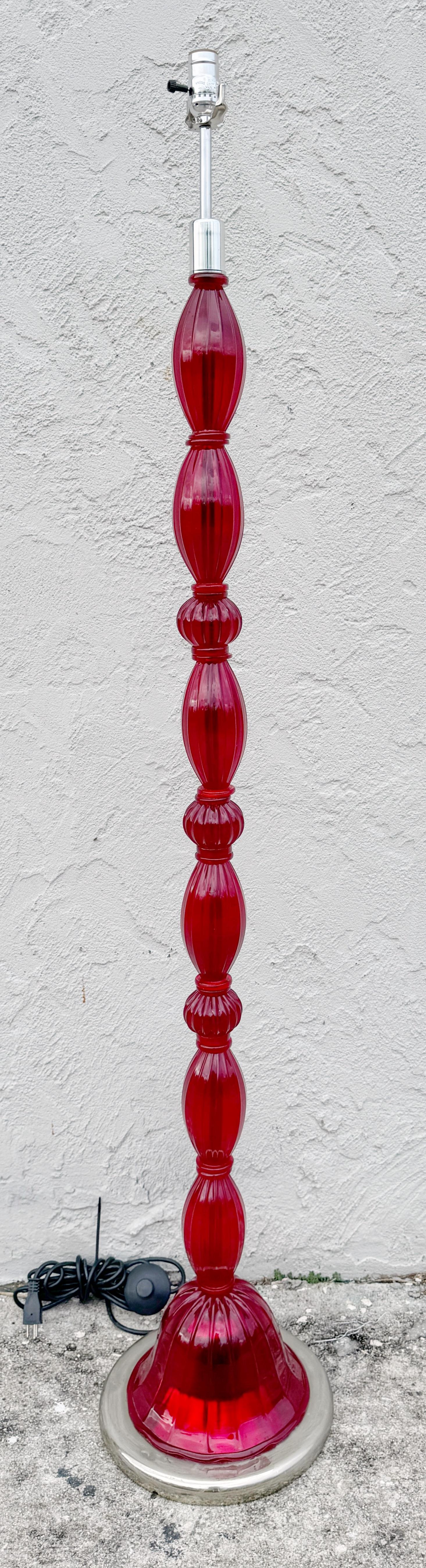 Superbe lampadaire à colonne biomorphe en verre rouge de Murano Bon état - En vente à West Palm Beach, FL