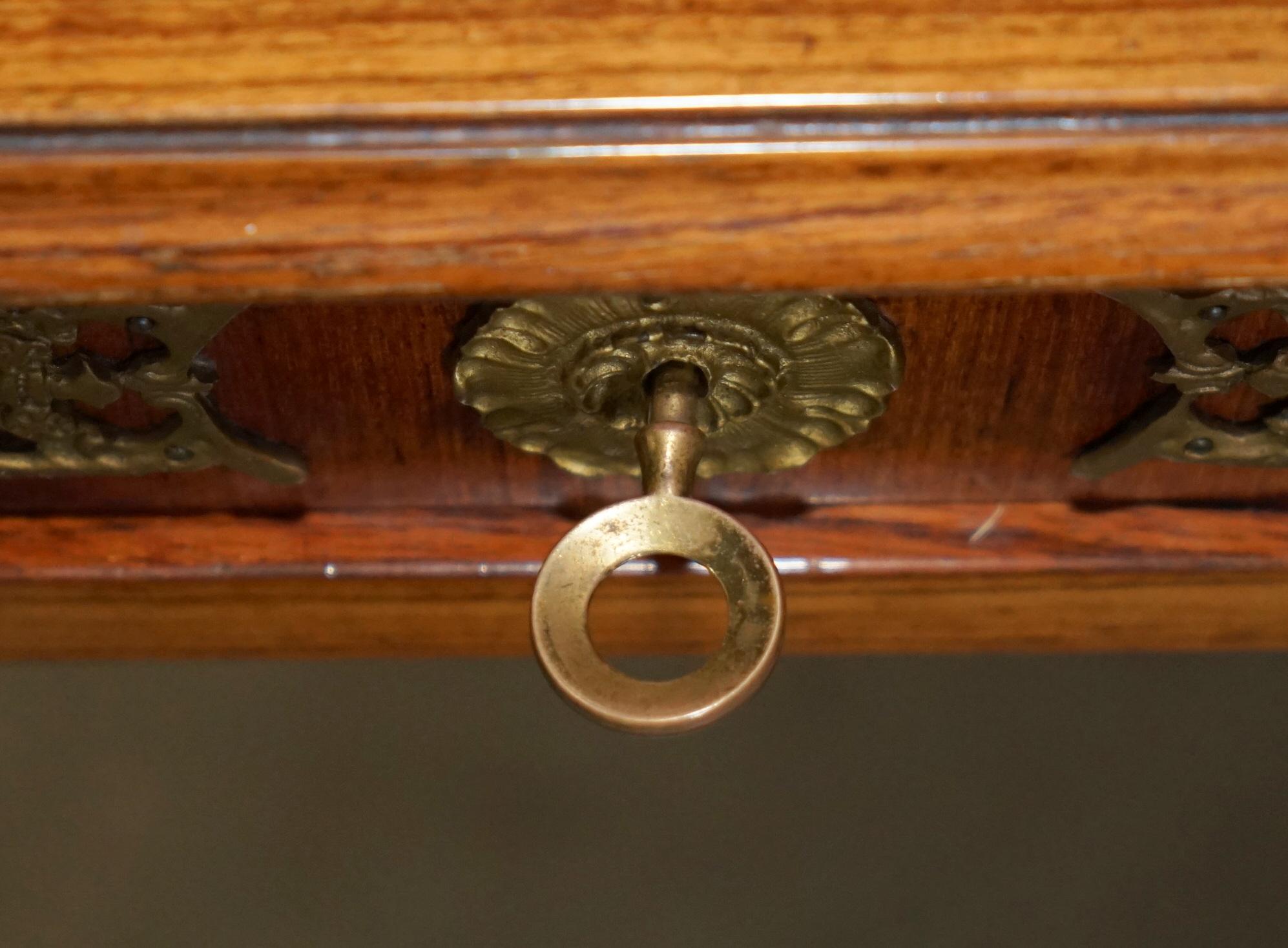 STUNNING REGENCY STYLE NEOCLASSICAL BRASS & WALNUT WRiTING TABLE DESK CIRCA 1920 For Sale 3