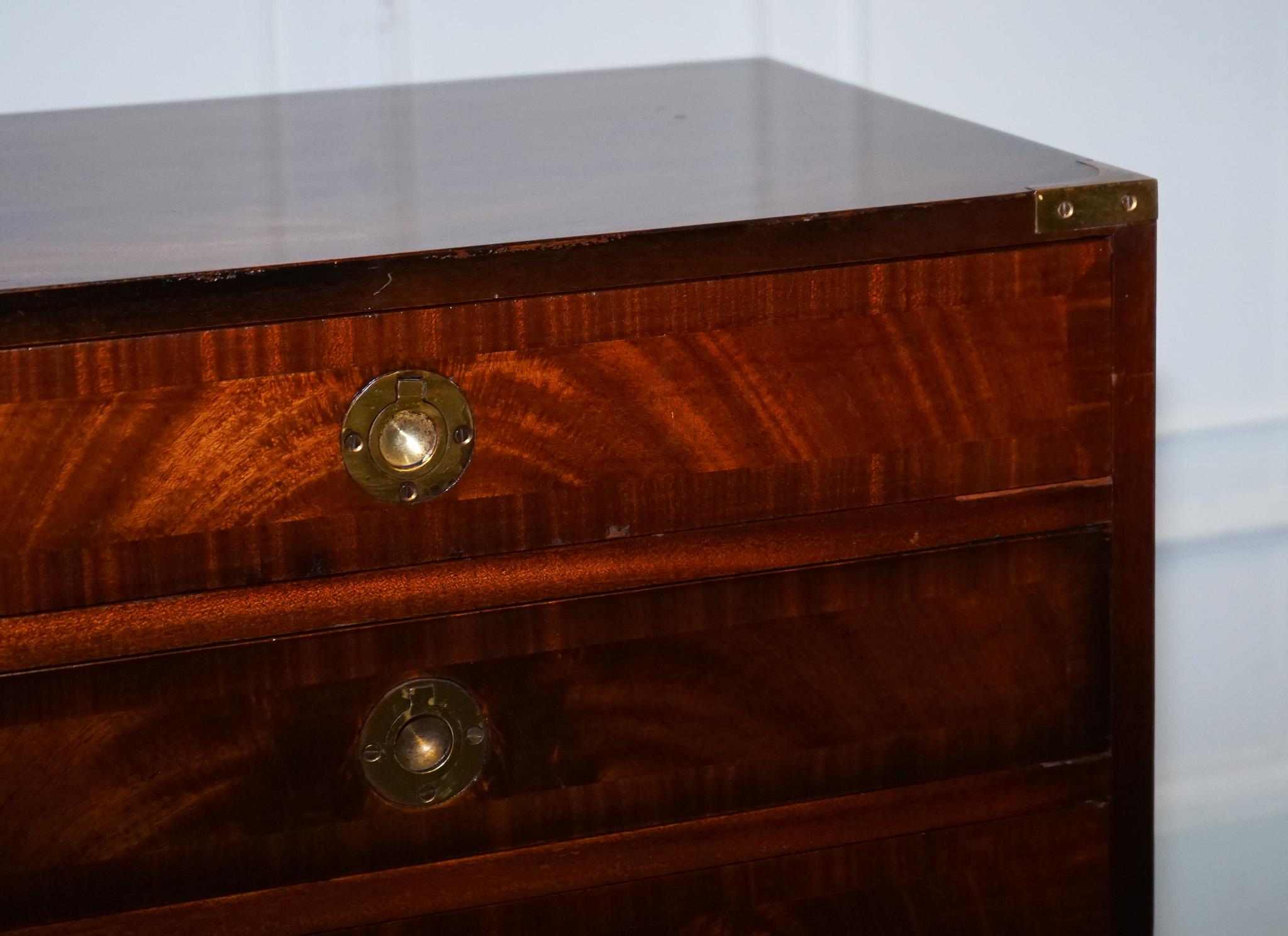 Ottone STUPENDO cassettone d'epoca restaurato di REH KENNEDY, CAMPAGNER MILITARE, che si trova in un'area di campagna. in vendita