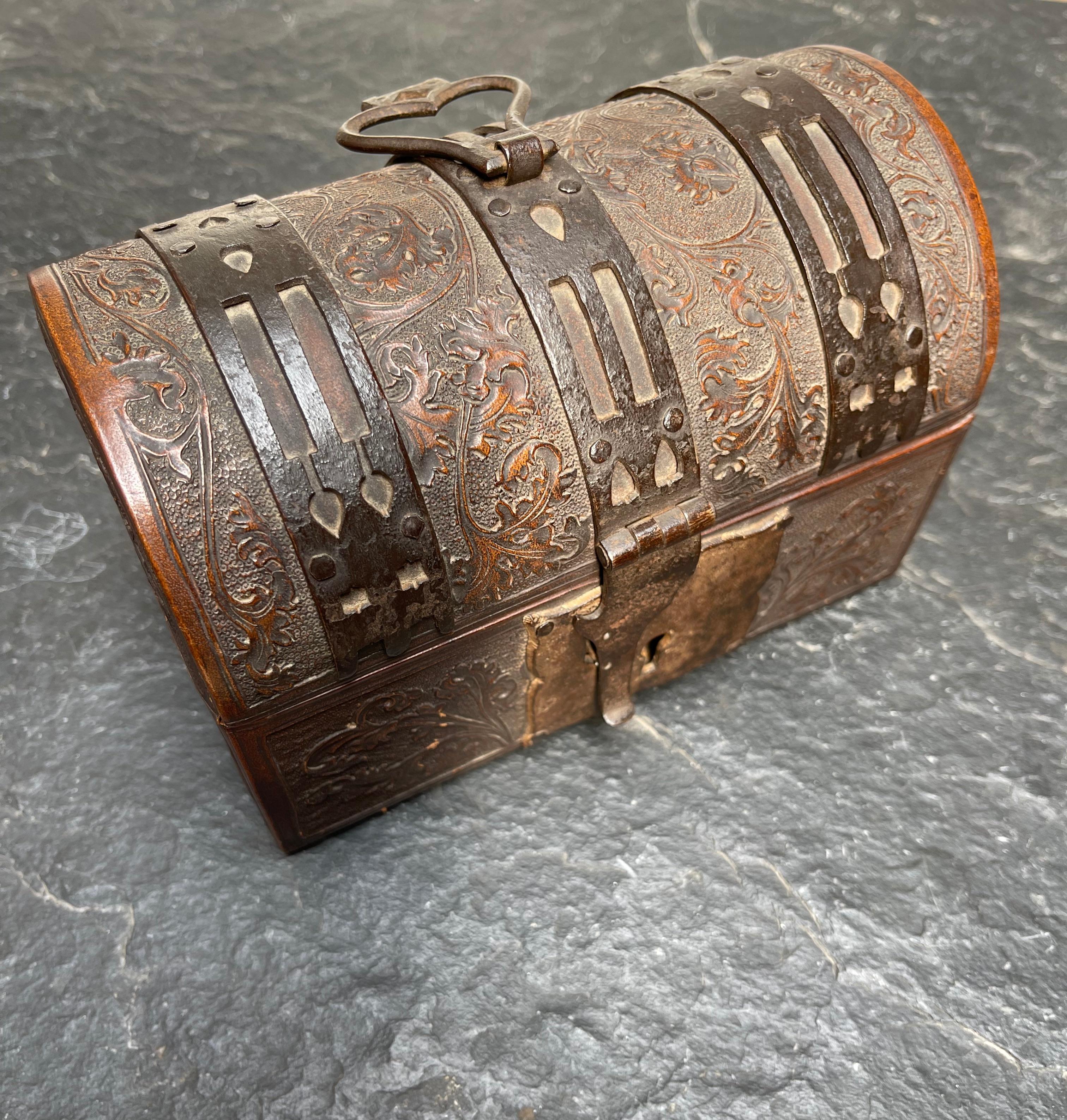 Stunning Renaissance Revival Nuptial Casket / Box, Great Patina, Lock and Key 7