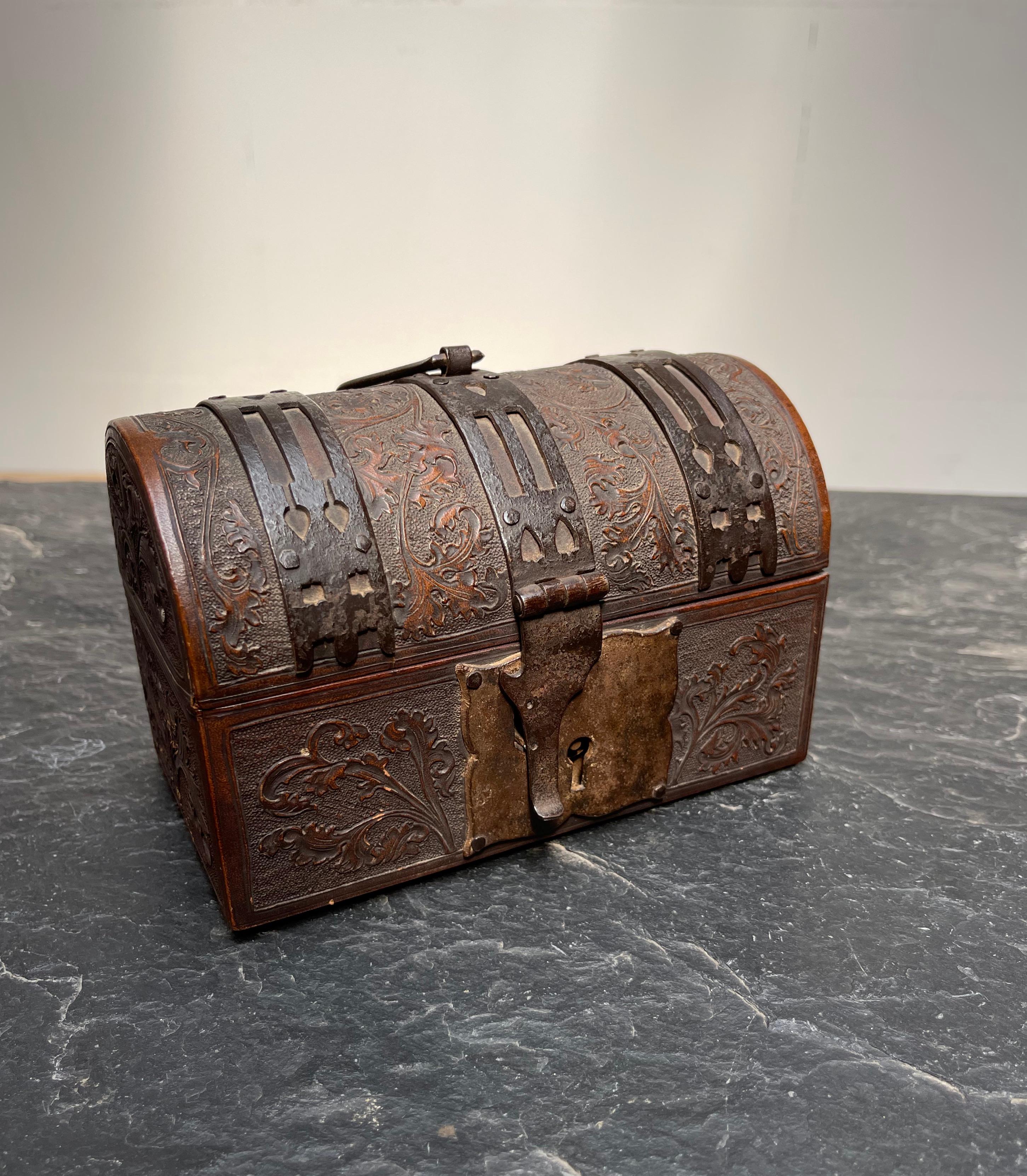 Stunning Renaissance Revival Nuptial Casket / Box, Great Patina, Lock and Key 8