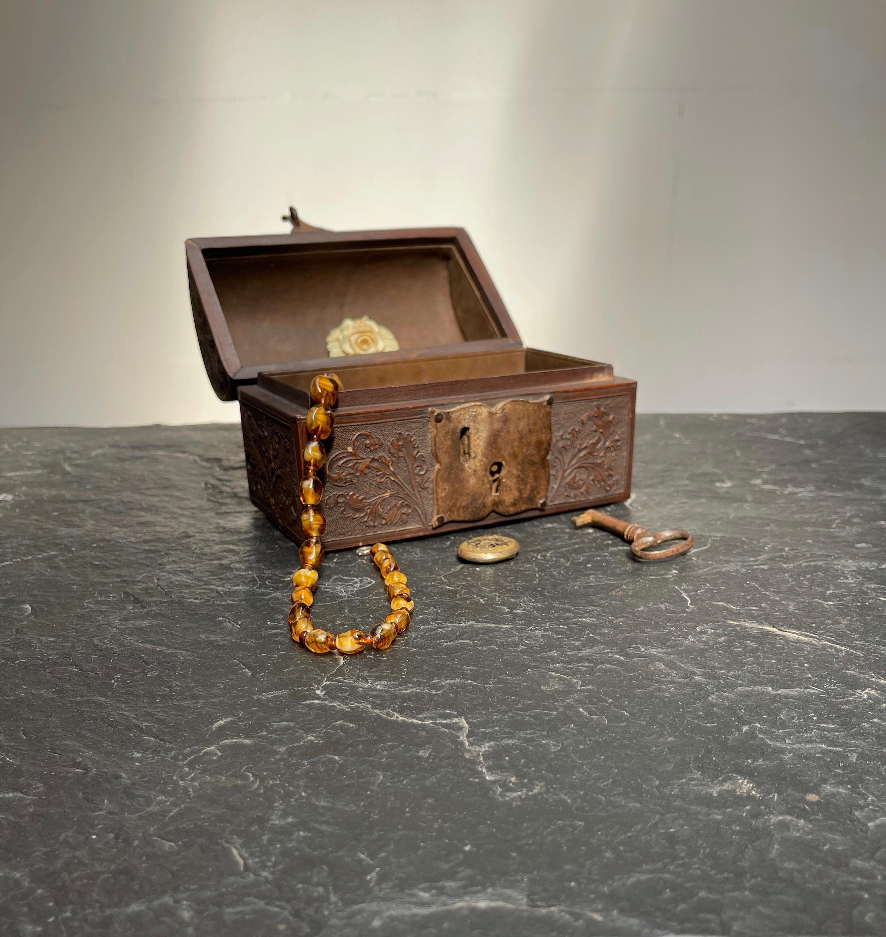Stunning Renaissance Revival Nuptial Casket / Box, Great Patina, Lock and Key 9