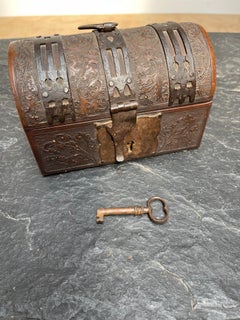 Superbe coffret/boîte à bijoux néo-Renaissance, superbe patine, serrure et clé