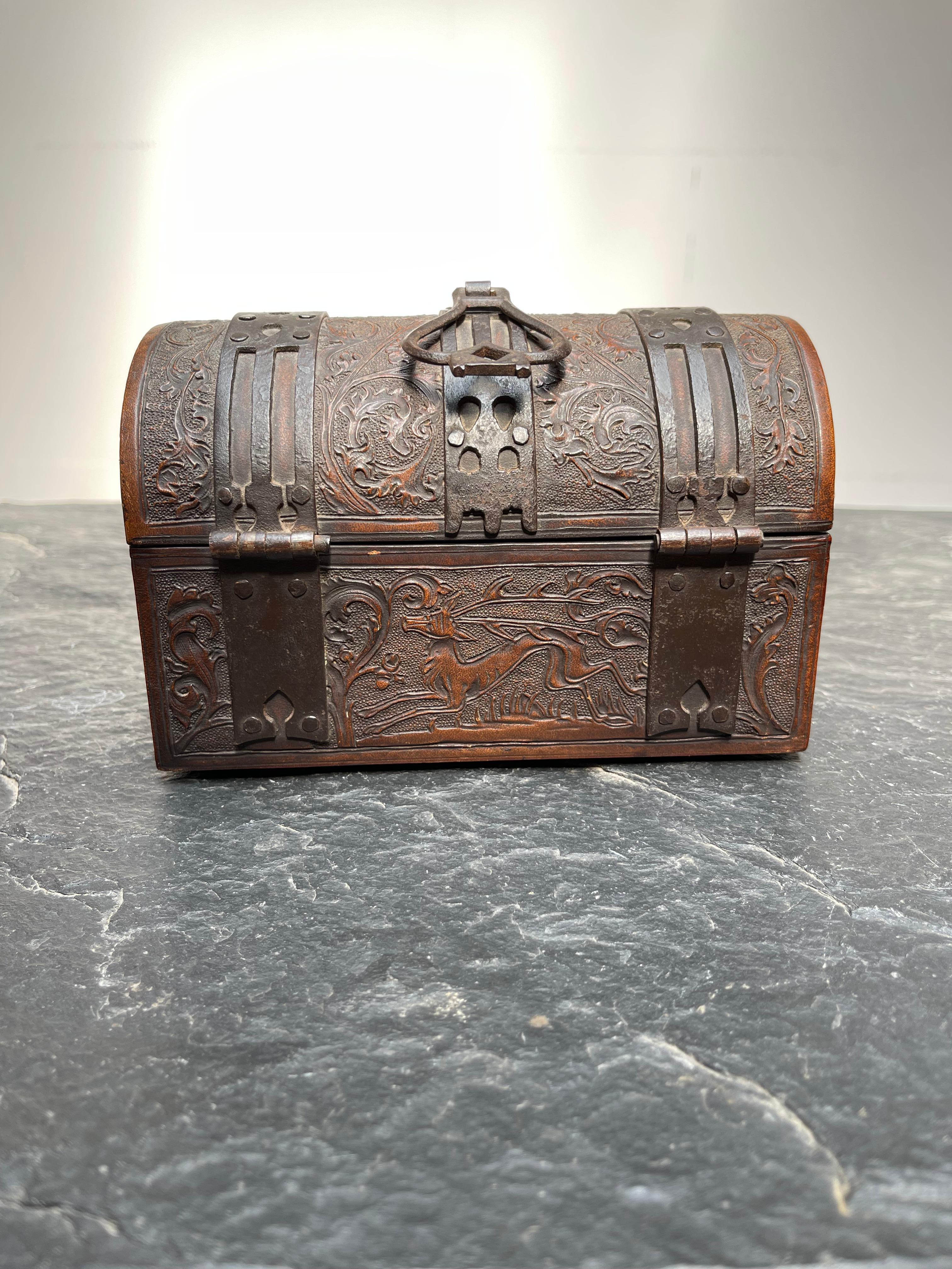 Stunning Renaissance Revival Nuptial Casket / Box, Great Patina, Lock and Key In Excellent Condition In Lisse, NL