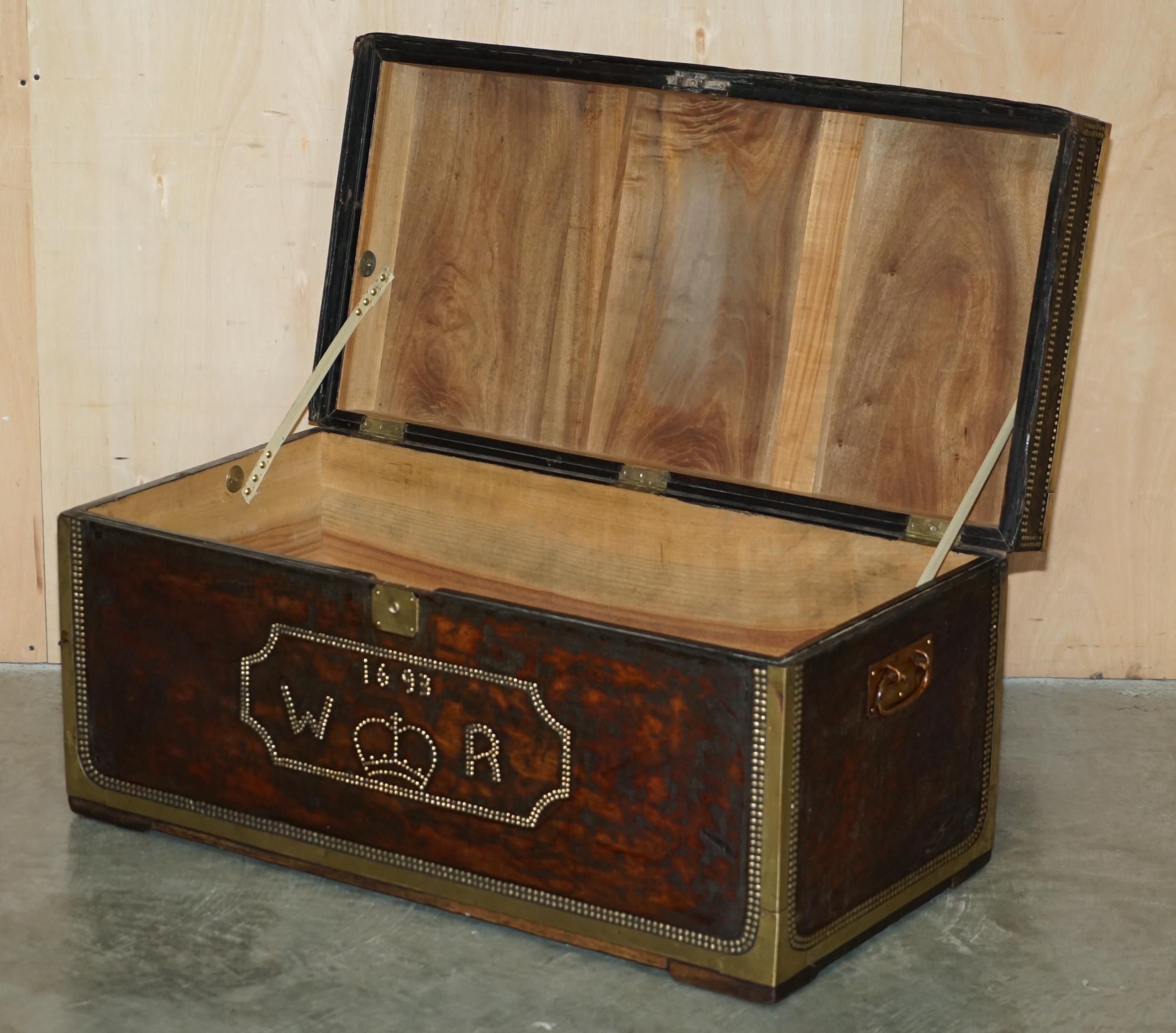STUNNiNG ANTIQUE 1693 DATATE CON CUOIO A MANO IN PELLE MARRONE in vendita 7