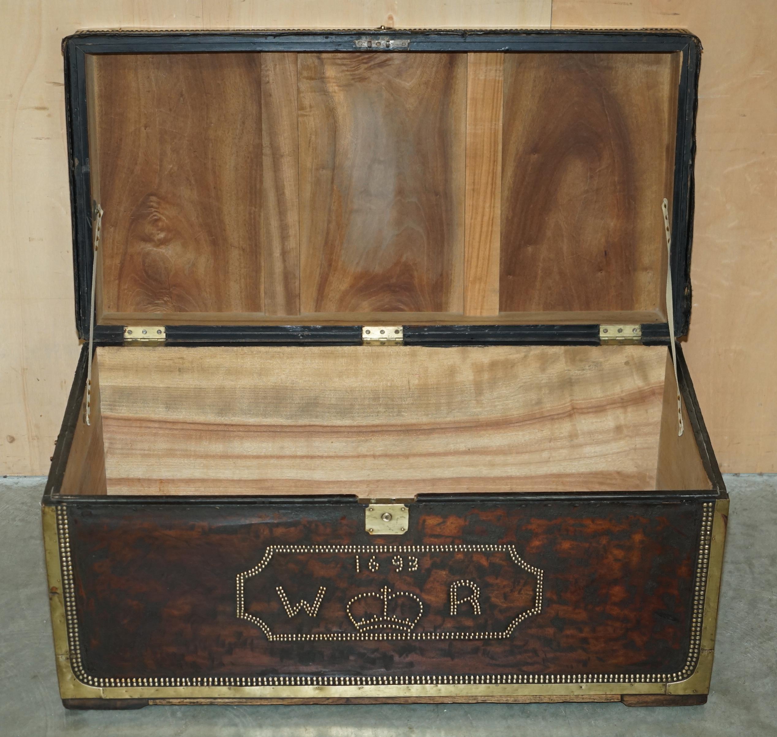 STUNNiNG ANTIQUE 1693 DATATE CON CUOIO A MANO IN PELLE MARRONE in vendita 8