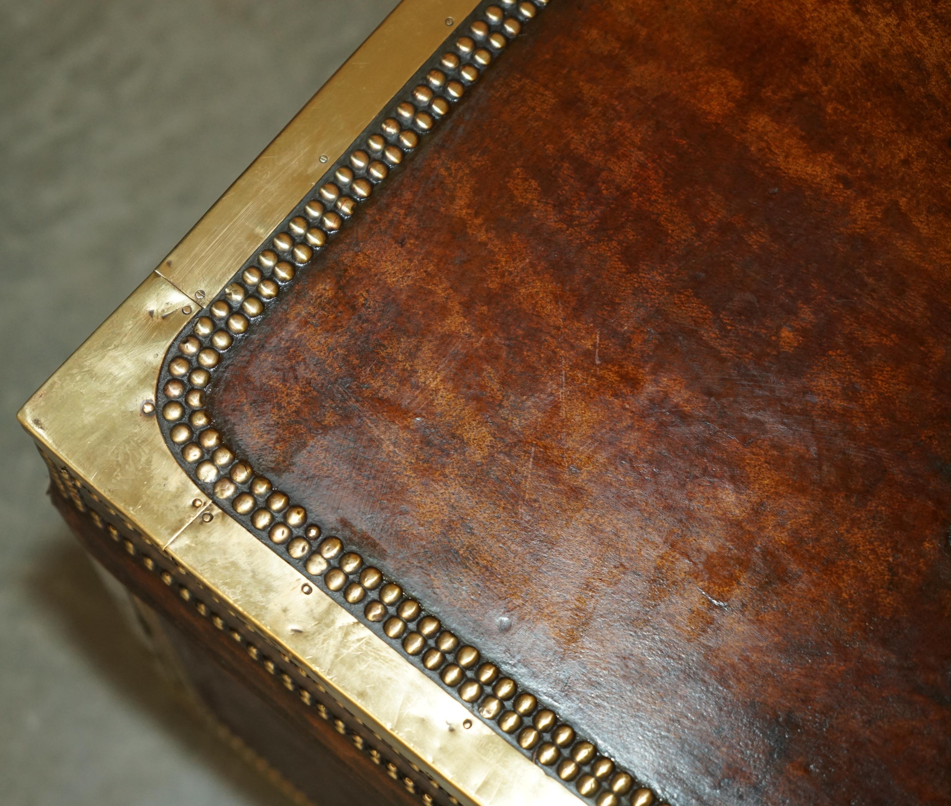 Pelle STUNNiNG ANTIQUE 1693 DATATE CON CUOIO A MANO IN PELLE MARRONE in vendita