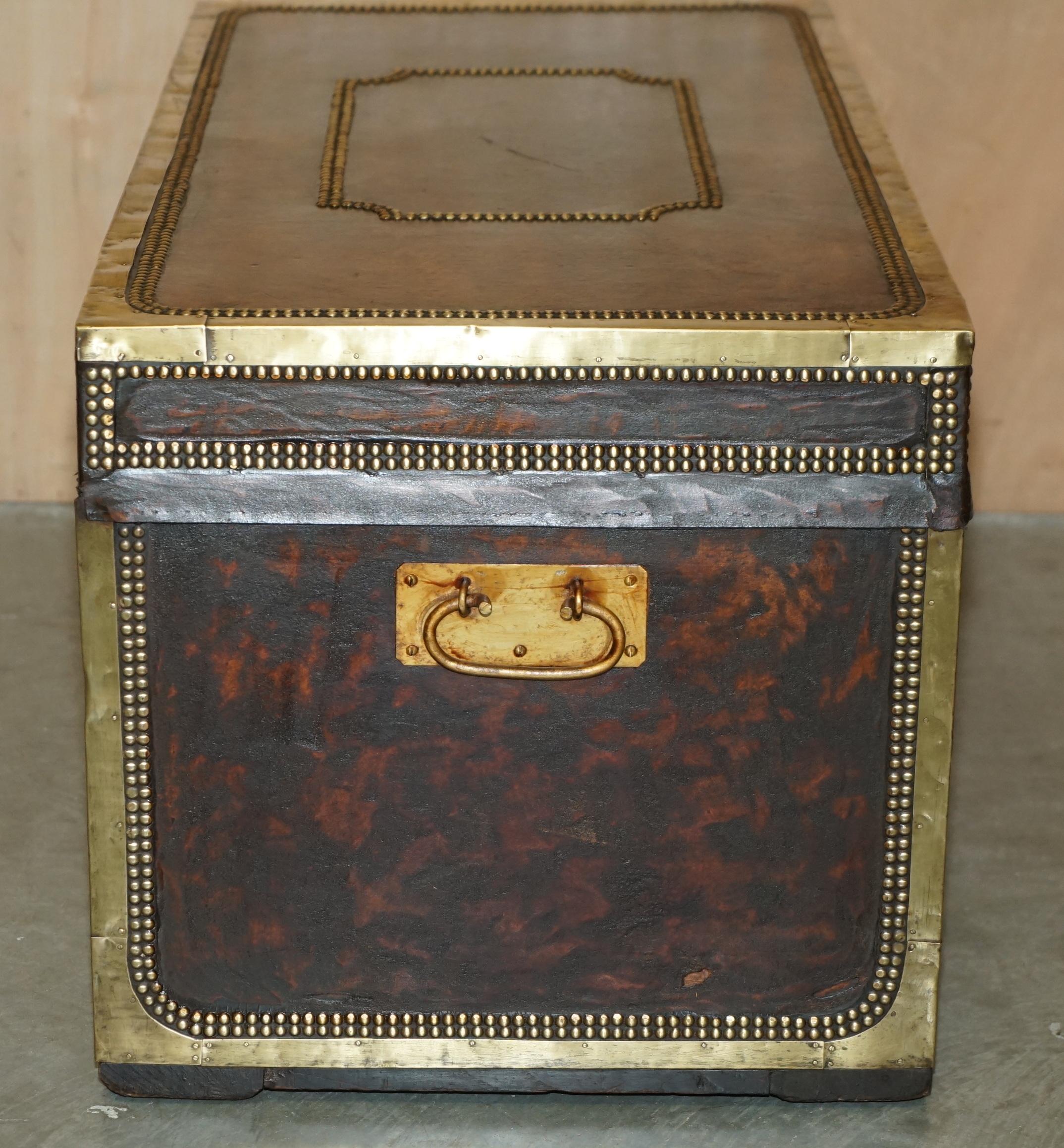 STUNNiNG ANTIQUE 1693 DATATE CON CUOIO A MANO IN PELLE MARRONE in vendita 2