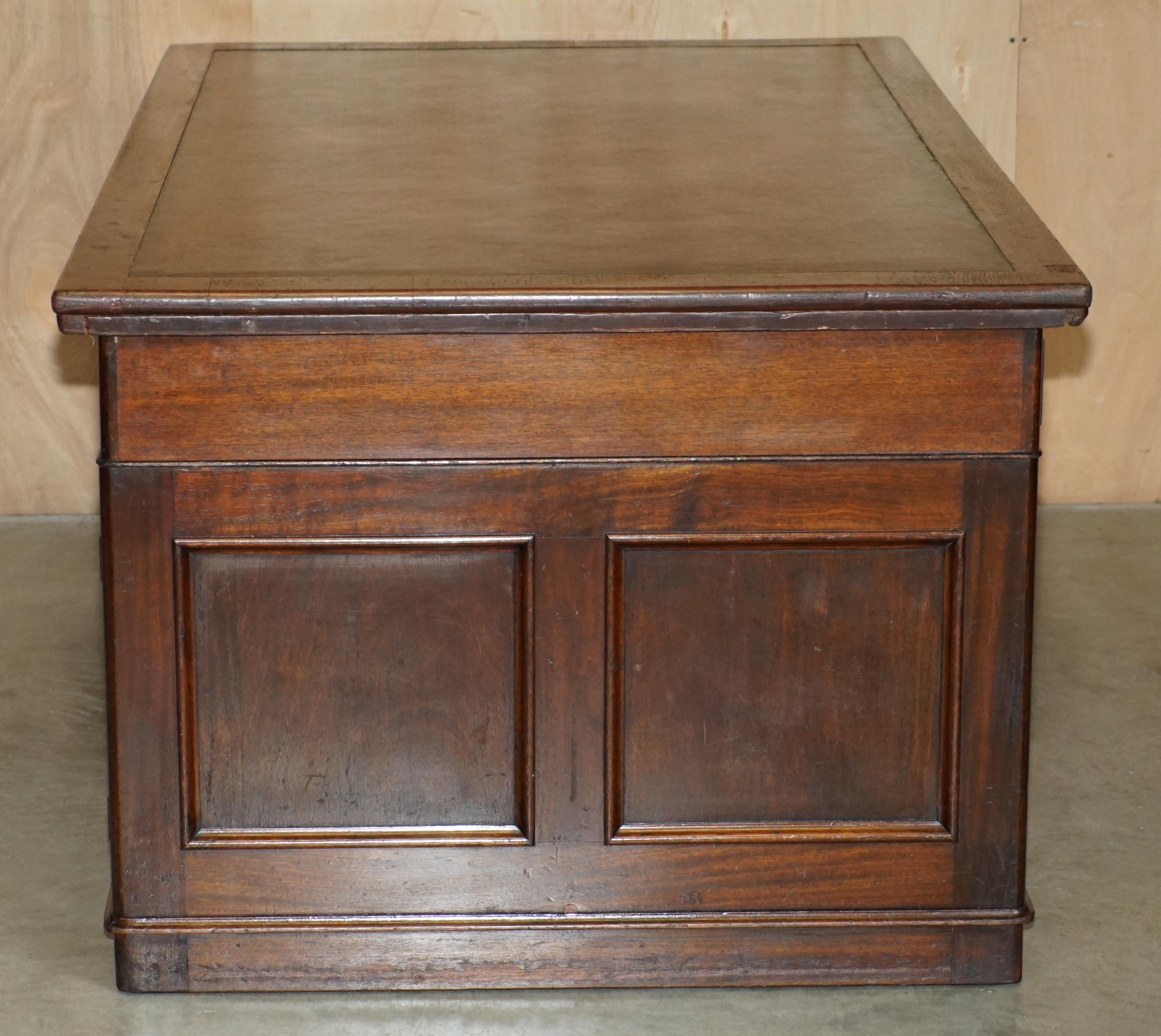 STUNNING RESTORED ANTIQUE GREAT WESTERN RAILWAYS STAMPED TWO SiDE PARTNERS DESK 6