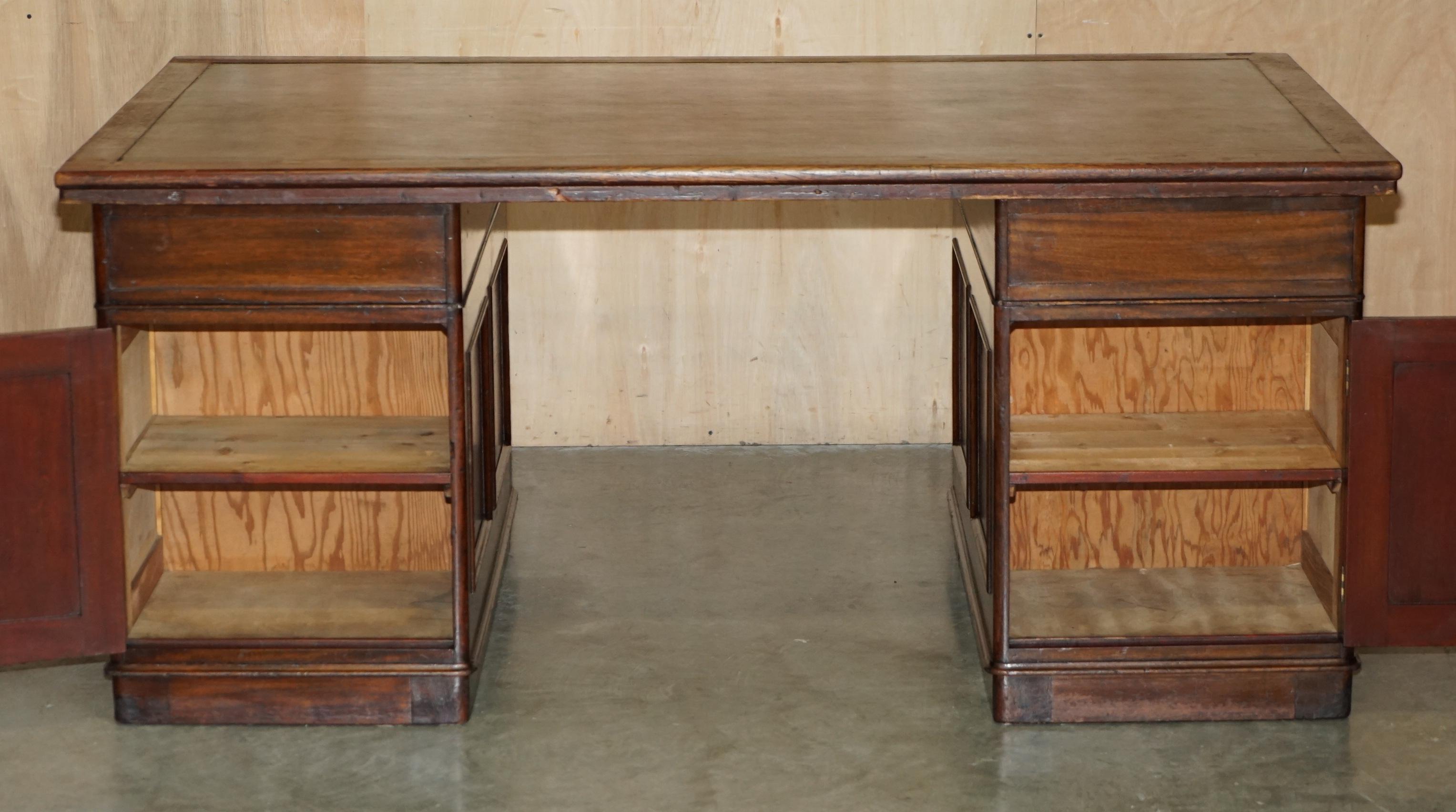 STUNNING RESTORED ANTIQUE GREAT WESTERN RAILWAYS STAMPED TWO SiDE PARTNERS DESK 8