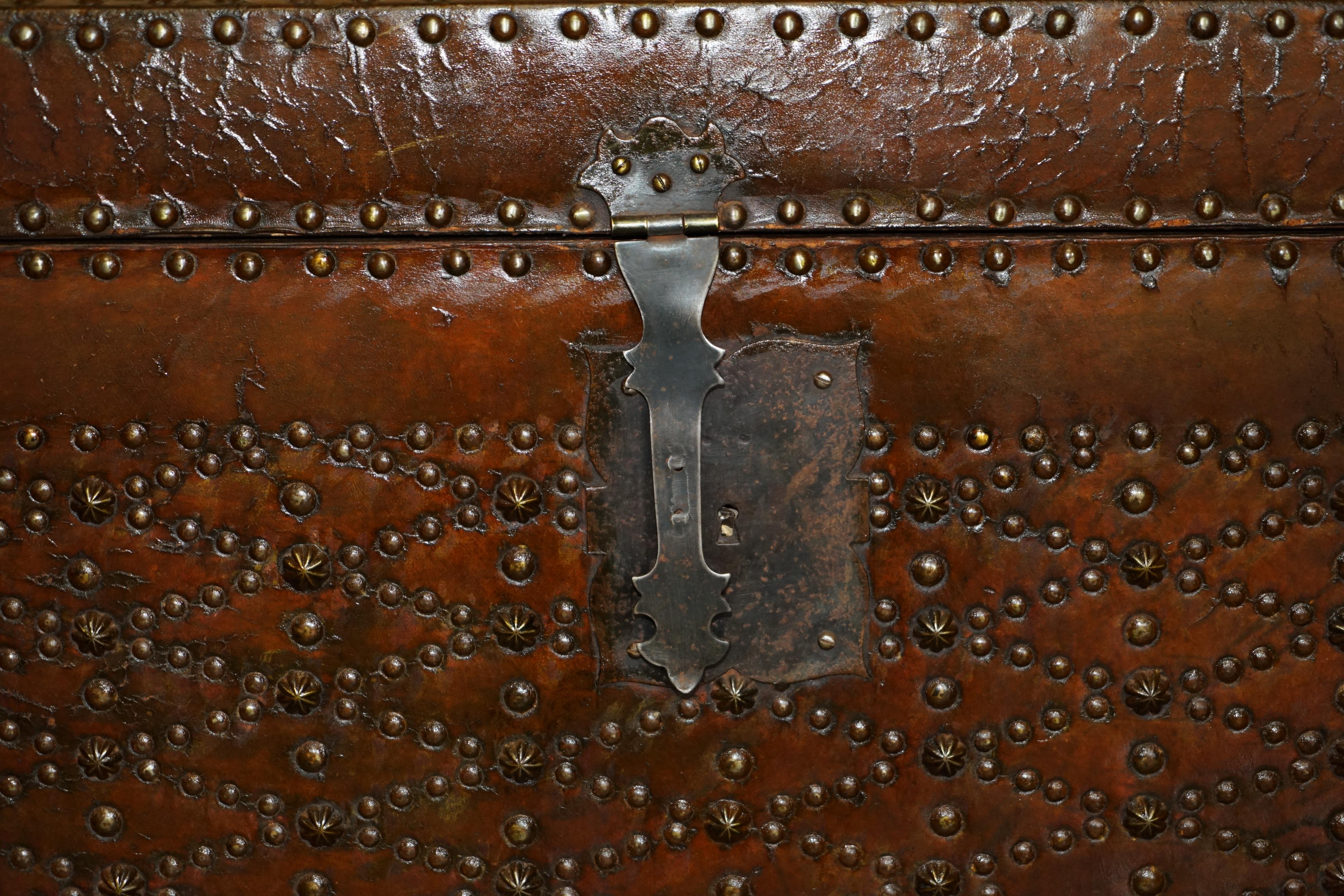 STUNNING RESTORED ANTiQUE VICTORIAN HAND STUDDED BROWN LEATHER STEAMER TRUNK For Sale 3
