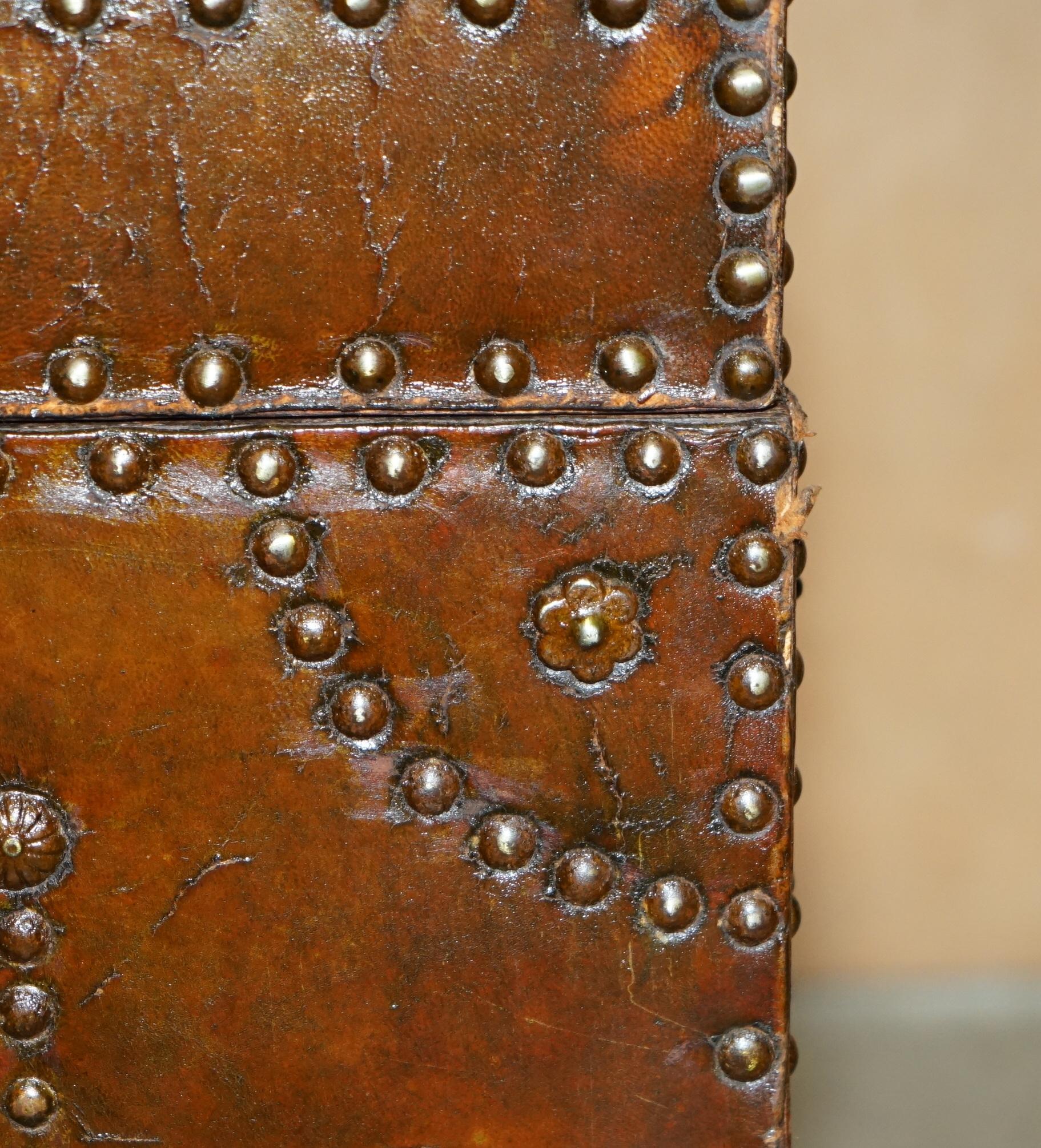 STUNNING RESTORED ANTiQUE VICTORIAN HAND STUDDED BROWN LEATHER STEAMER TRUNK For Sale 4