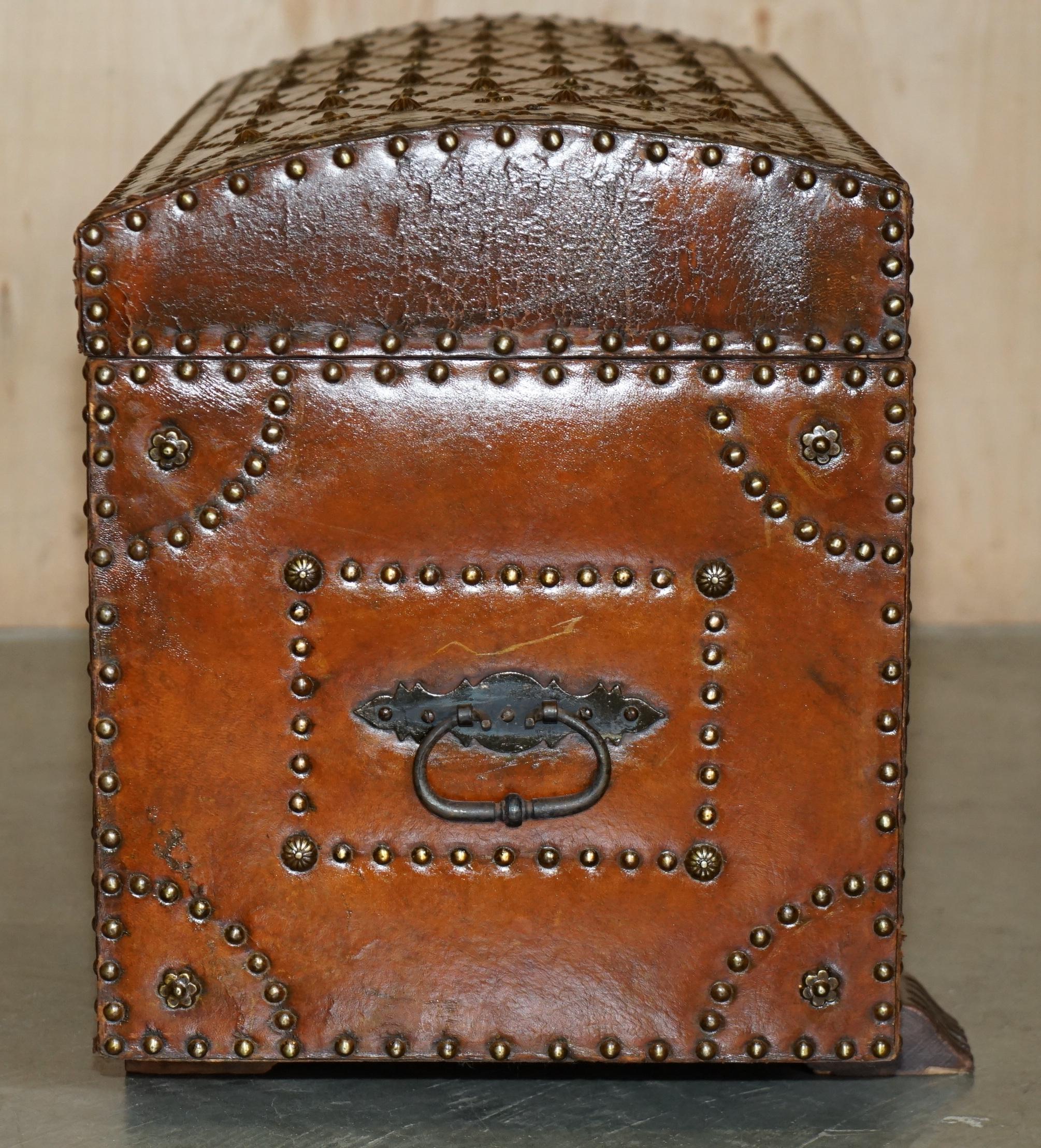 STUNNING RESTORED ANTiQUE VICTORIAN HAND STUDDED BROWN LEATHER STEAMER TRUNK For Sale 4