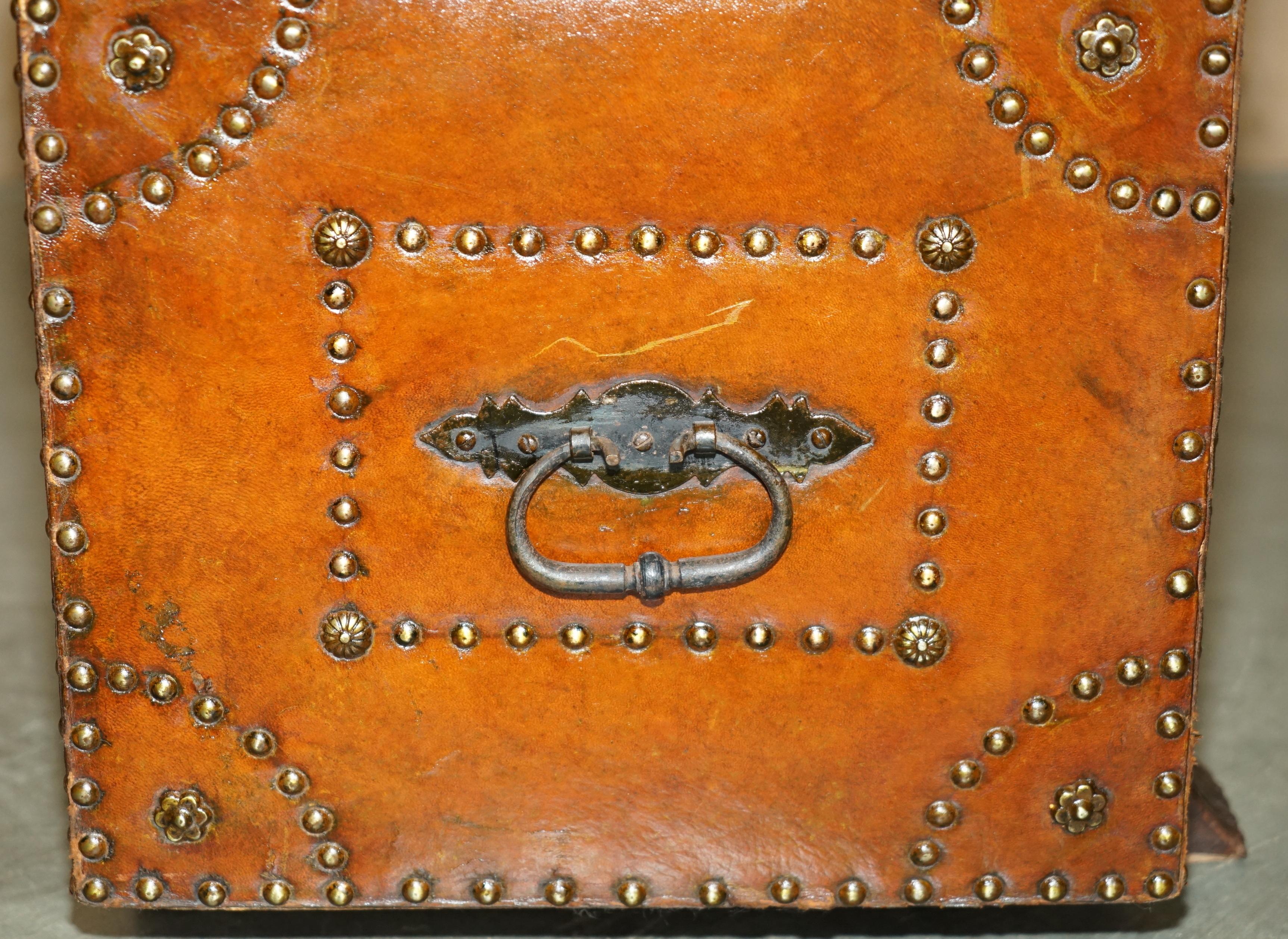 STUNNING RESTORED ANTiQUE VICTORIAN HAND STUDDED BROWN LEATHER STEAMER TRUNK For Sale 5