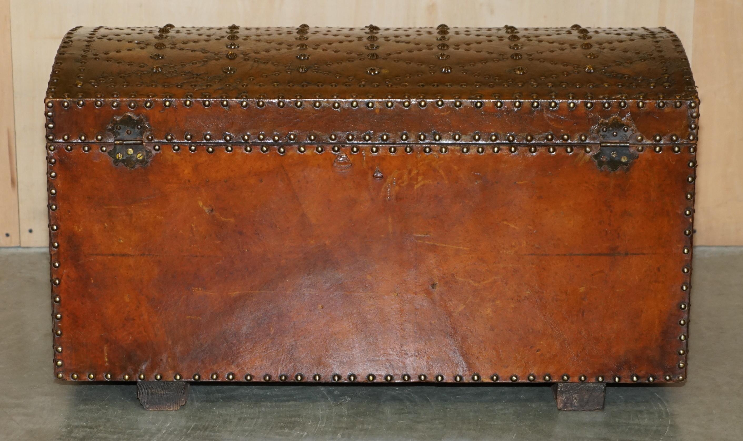 STUNNING RESTORED ANTiQUE VICTORIAN HAND STUDDED BROWN LEATHER STEAMER TRUNK For Sale 7