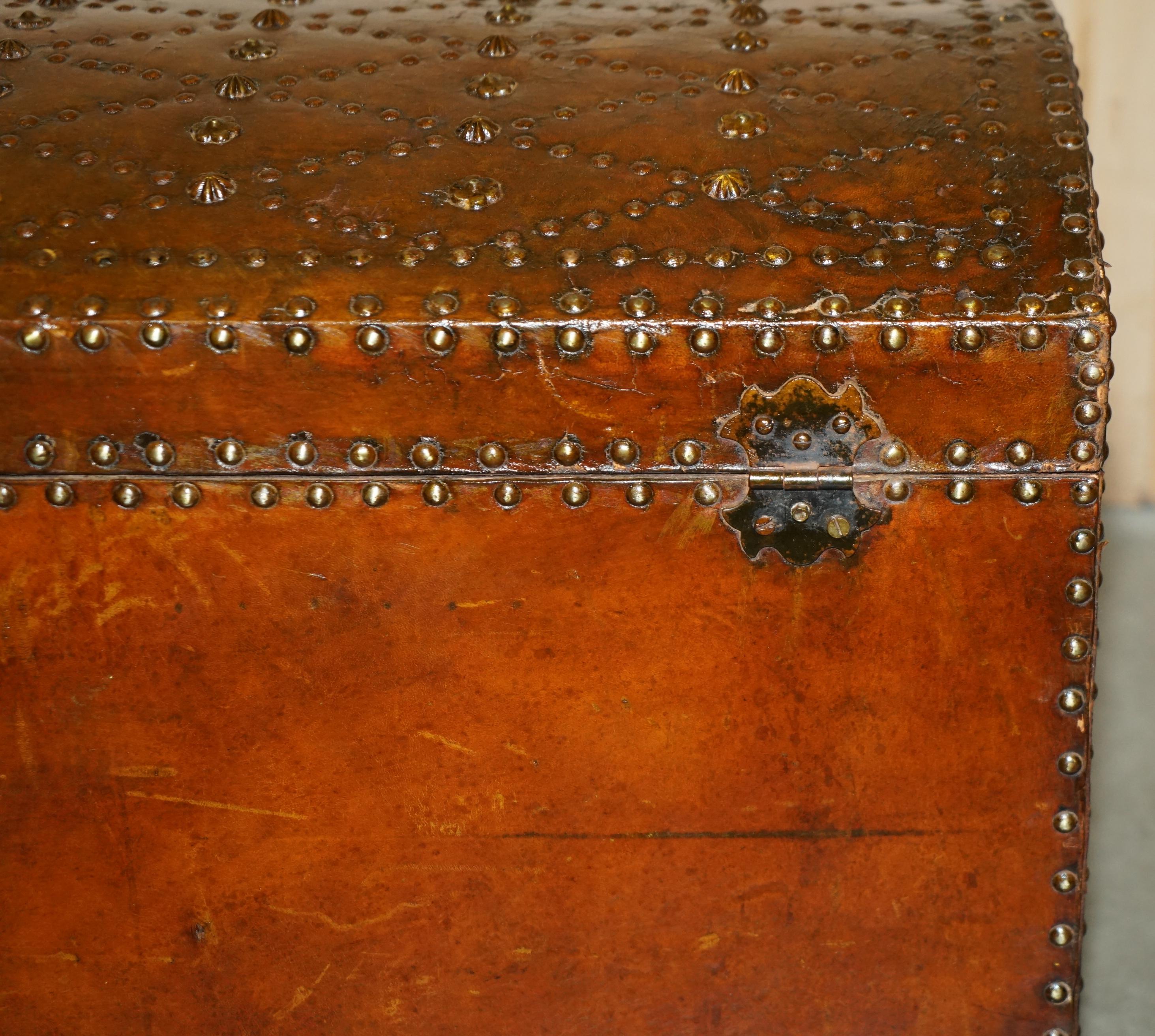 STUNNING RESTORED ANTiQUE VICTORIAN HAND STUDDED BROWN LEATHER STEAMER TRUNK For Sale 7