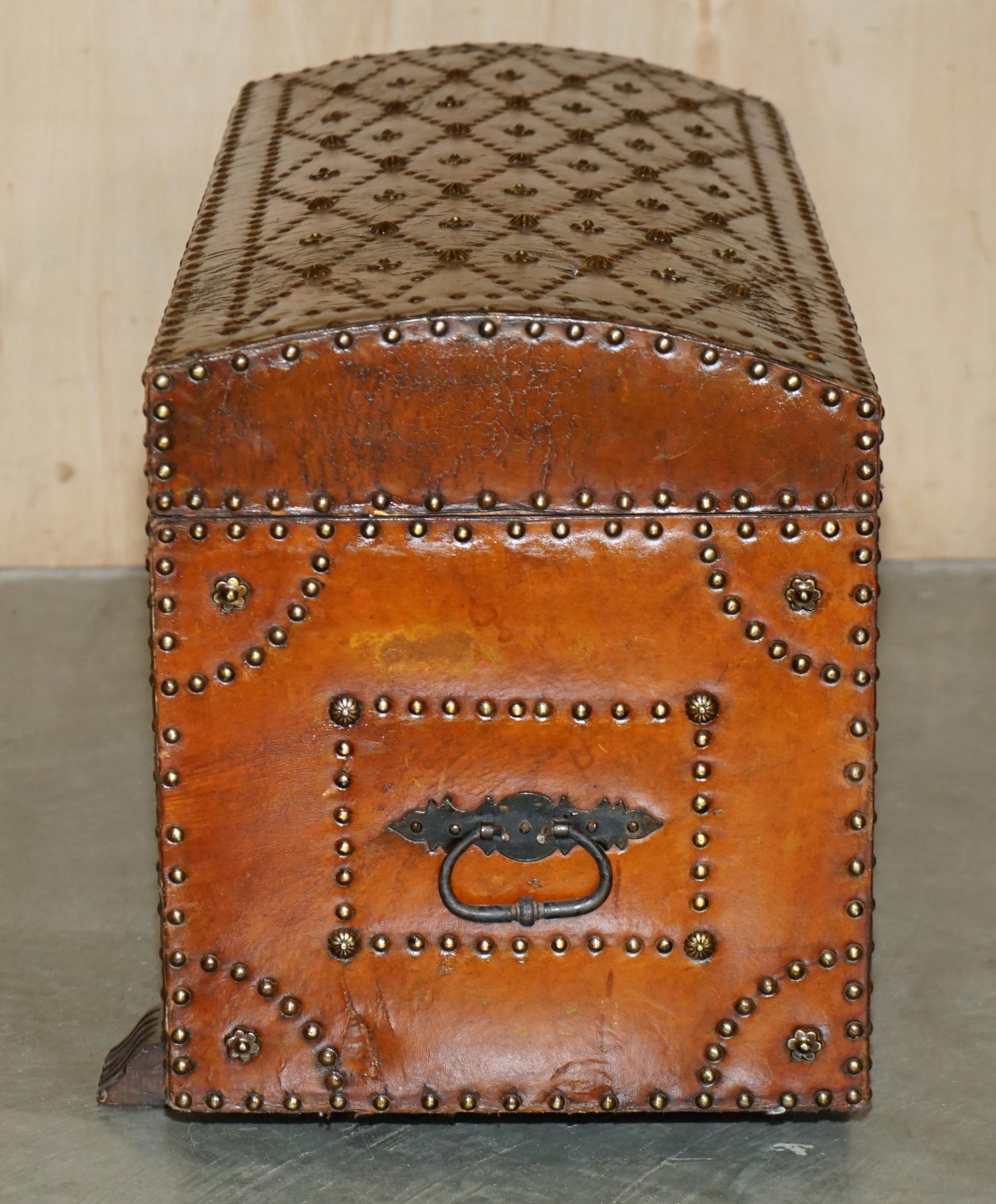 STUNNING RESTORED ANTiQUE VICTORIAN HAND STUDDED BROWN LEATHER STEAMER TRUNK For Sale 8