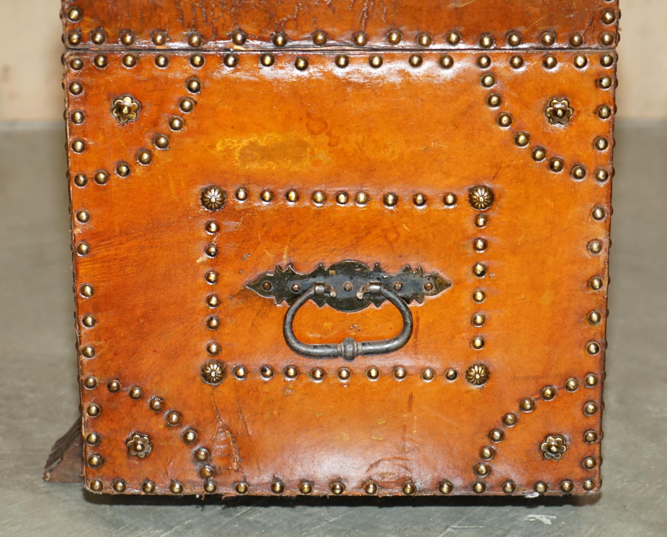 STUNNING RESTORED ANTiQUE VICTORIAN HAND STUDDED BROWN LEATHER STEAMER TRUNK For Sale 9