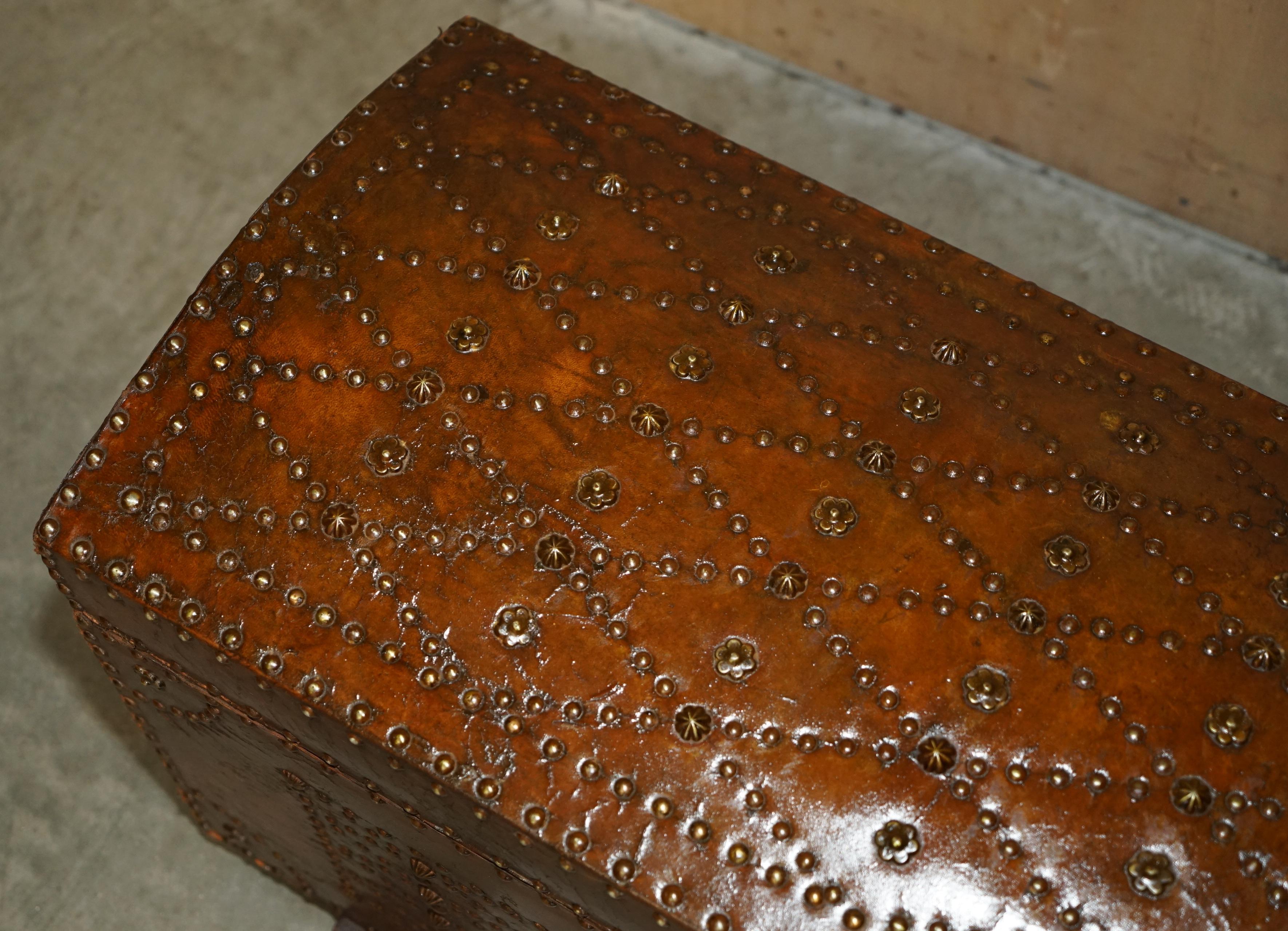 English STUNNING RESTORED ANTiQUE VICTORIAN HAND STUDDED BROWN LEATHER STEAMER TRUNK For Sale