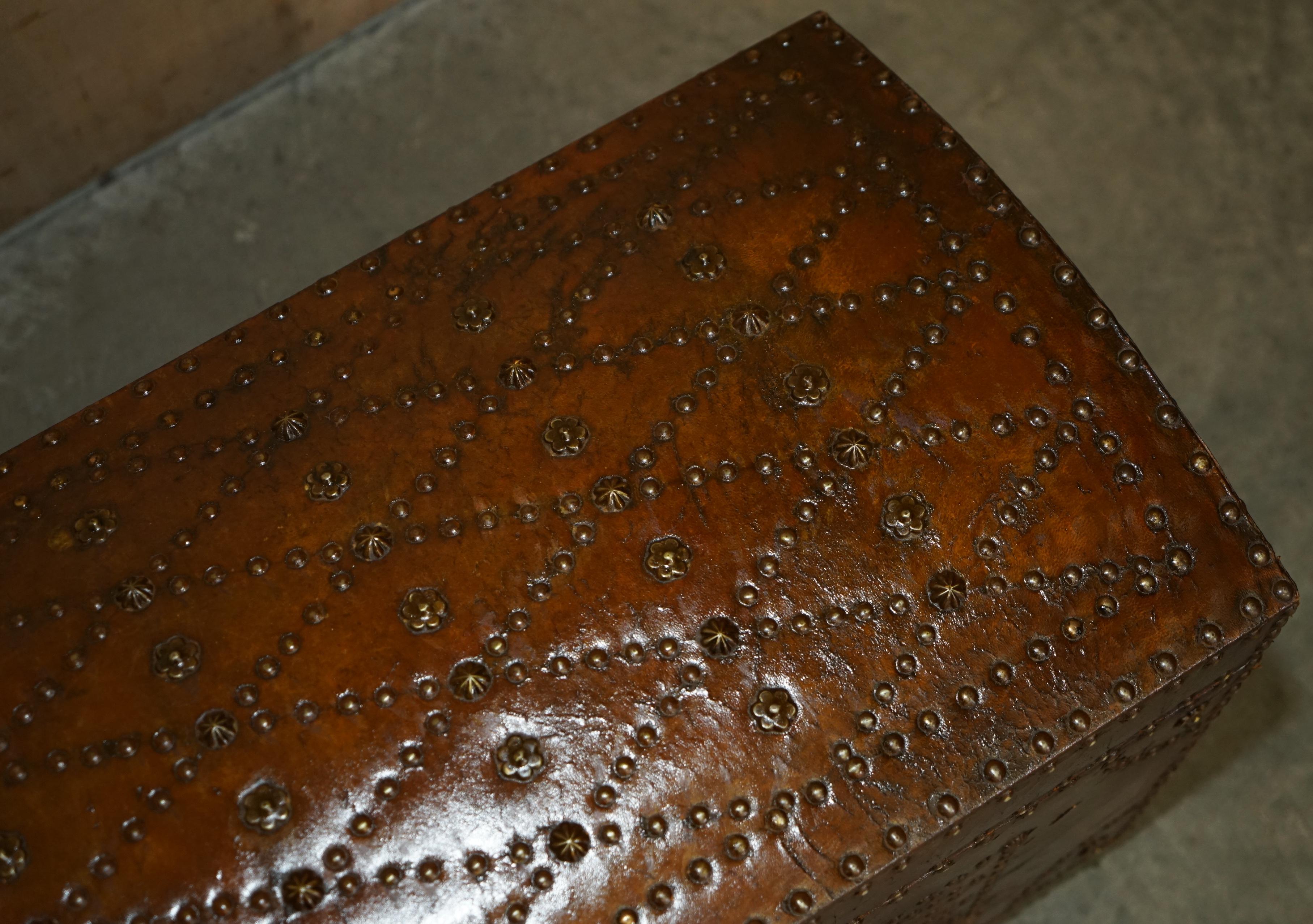 STUNNING RESTORED ANTiQUE VICTORIAN HAND STUDDED BROWN LEATHER STEAMER TRUNK In Good Condition For Sale In West Sussex, Pulborough