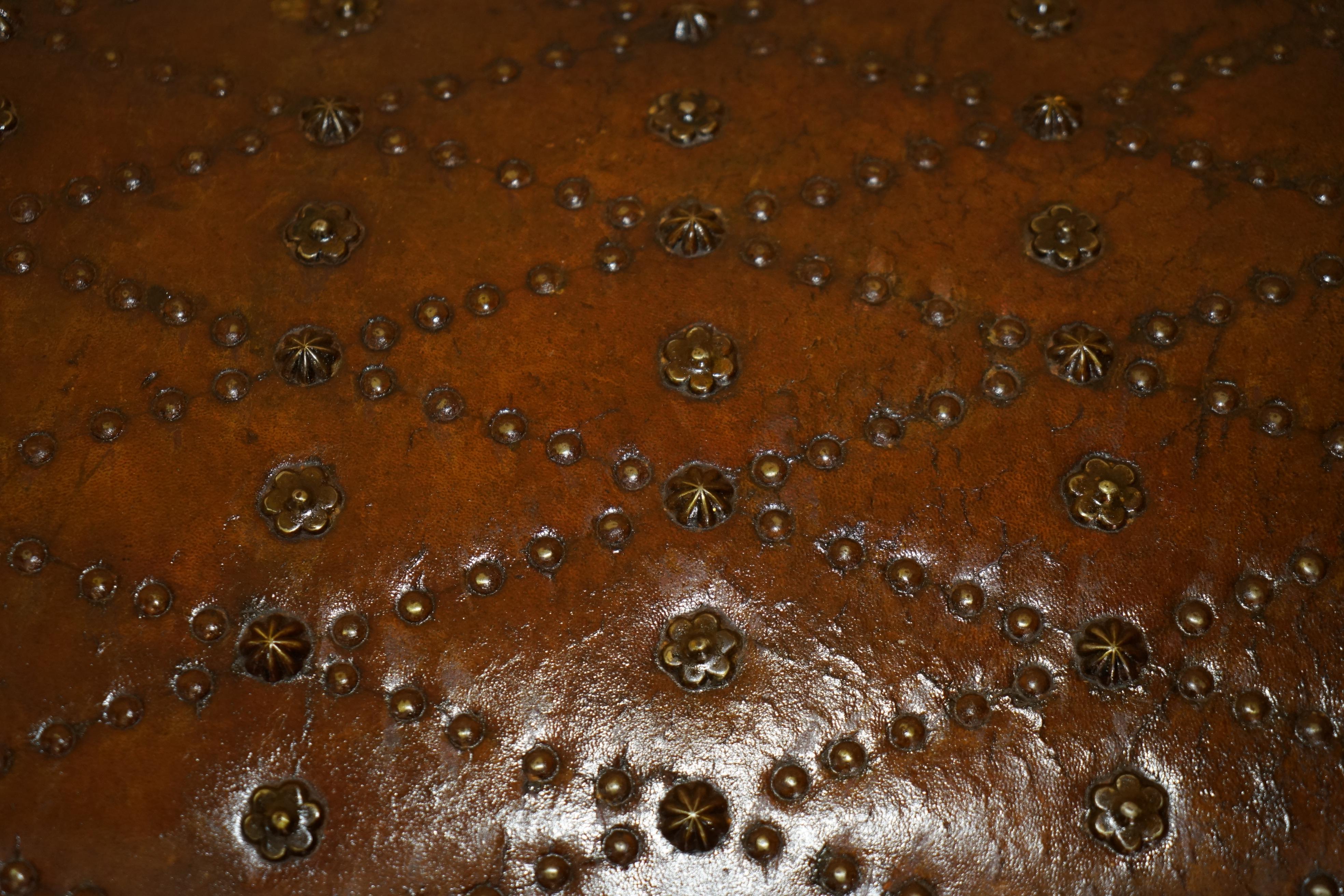 Brass STUNNING RESTORED ANTiQUE VICTORIAN HAND STUDDED BROWN LEATHER STEAMER TRUNK For Sale