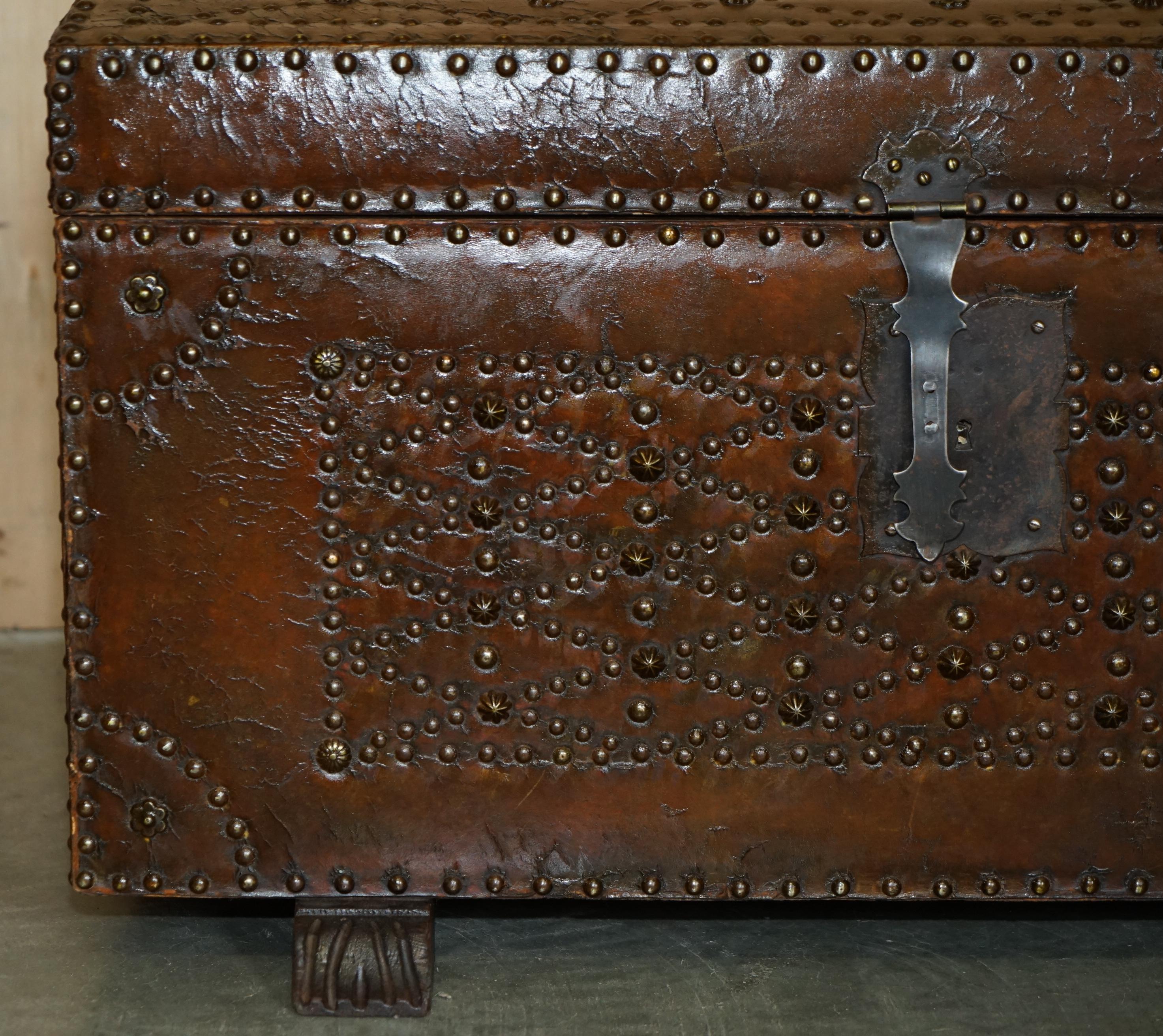 STUNNING RESTORED ANTiQUE VICTORIAN HAND STUDDED BROWN LEATHER STEAMER TRUNK For Sale 2