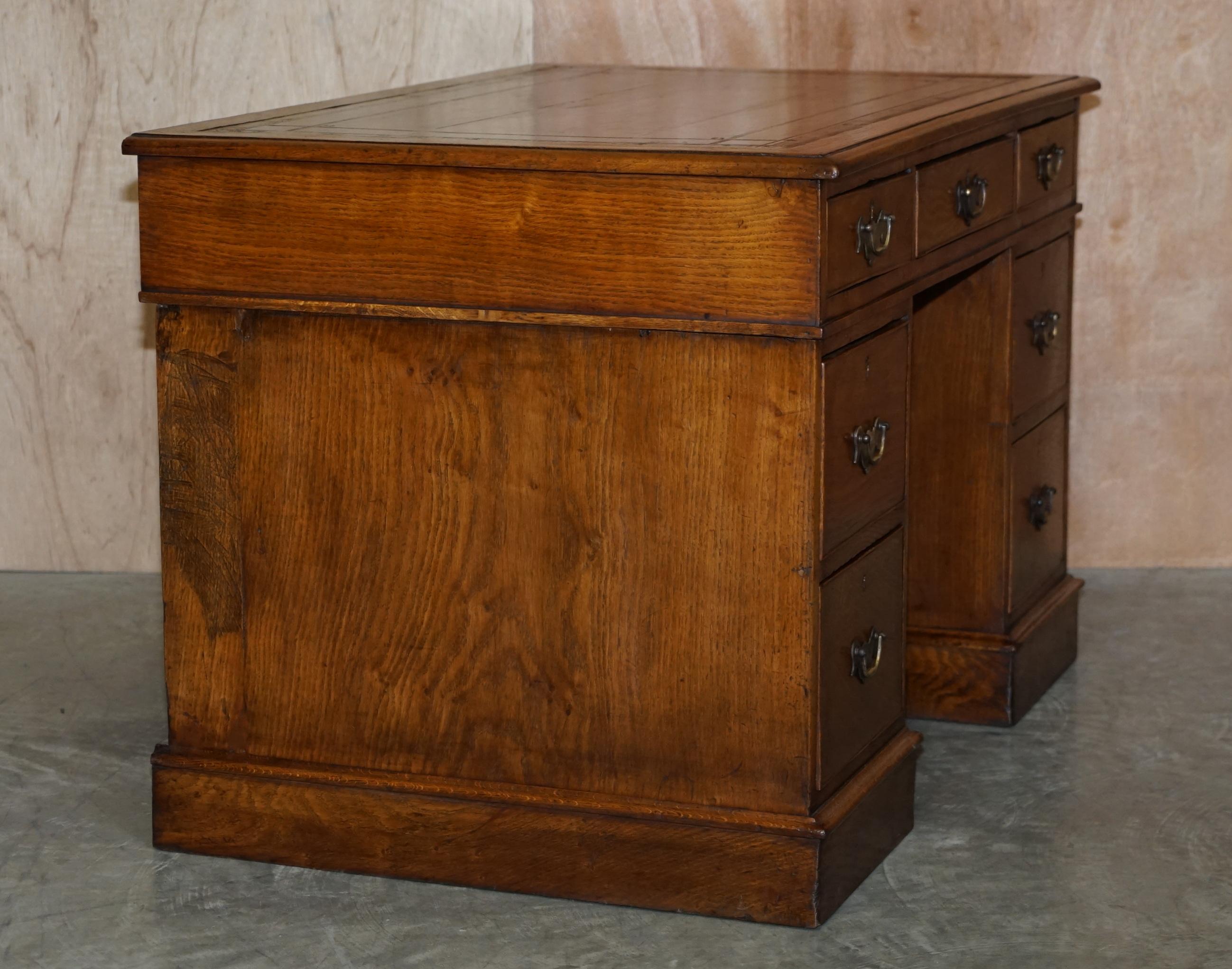 Impresionante escritorio georgiano restaurado de roble y cuero marrón con pedestal, de hacia 1800 en venta 5