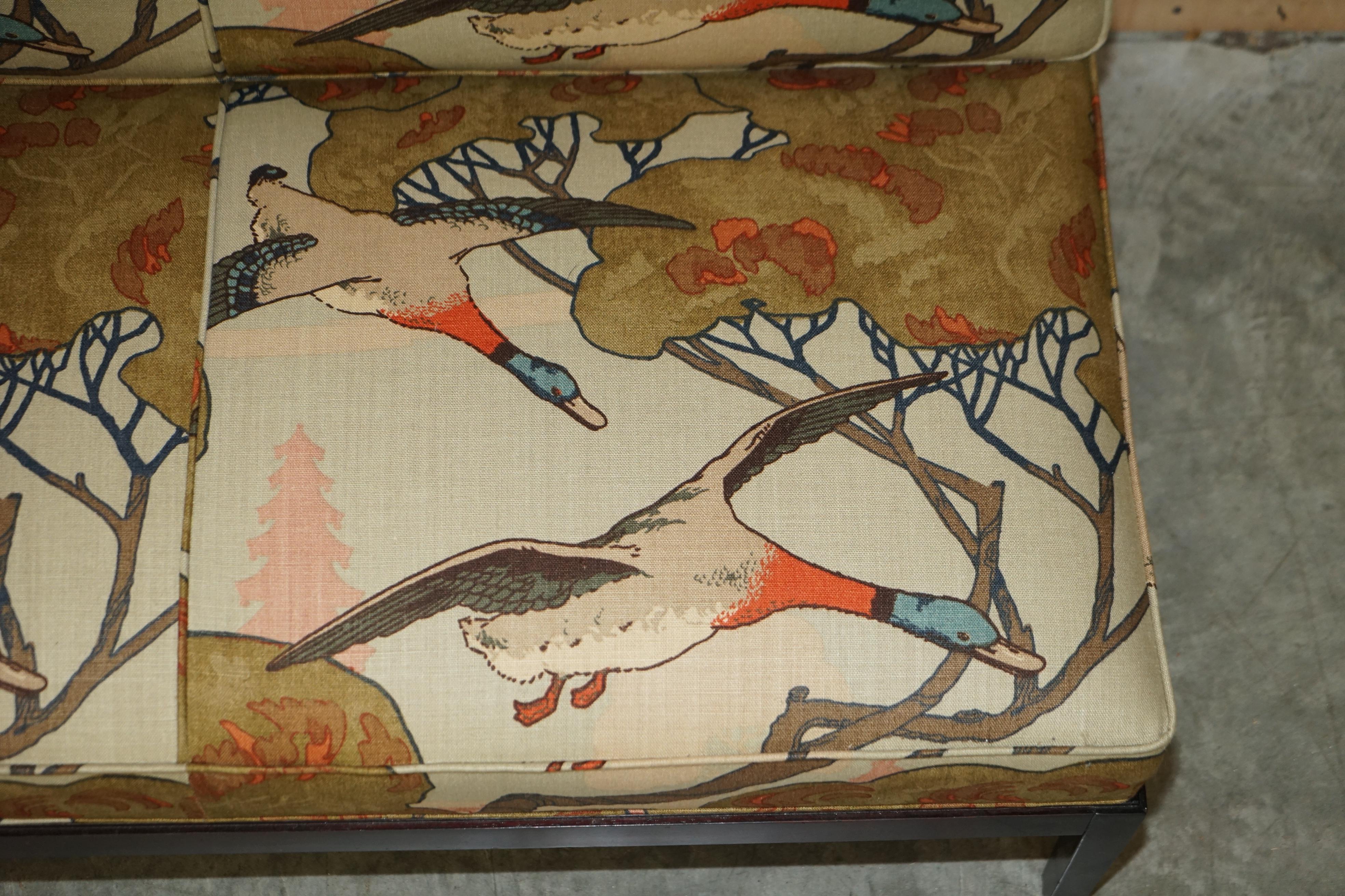 Atemberaubendes restauriertes George Smith Norris Dreisitzer-Sofa in Mulberry Flying Ducks im Angebot 7