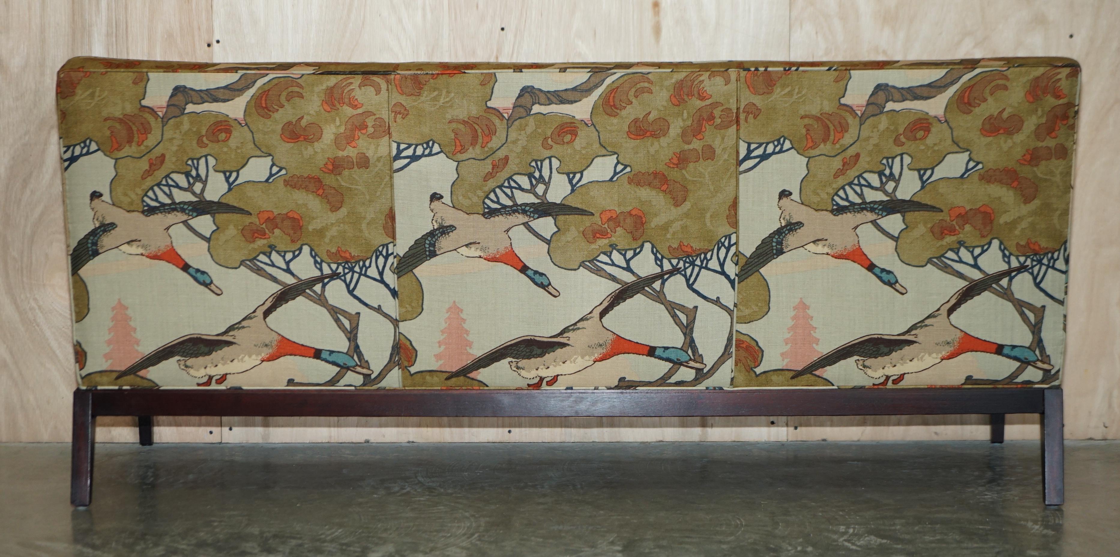 Atemberaubendes restauriertes George Smith Norris Dreisitzer-Sofa in Mulberry Flying Ducks im Angebot 10