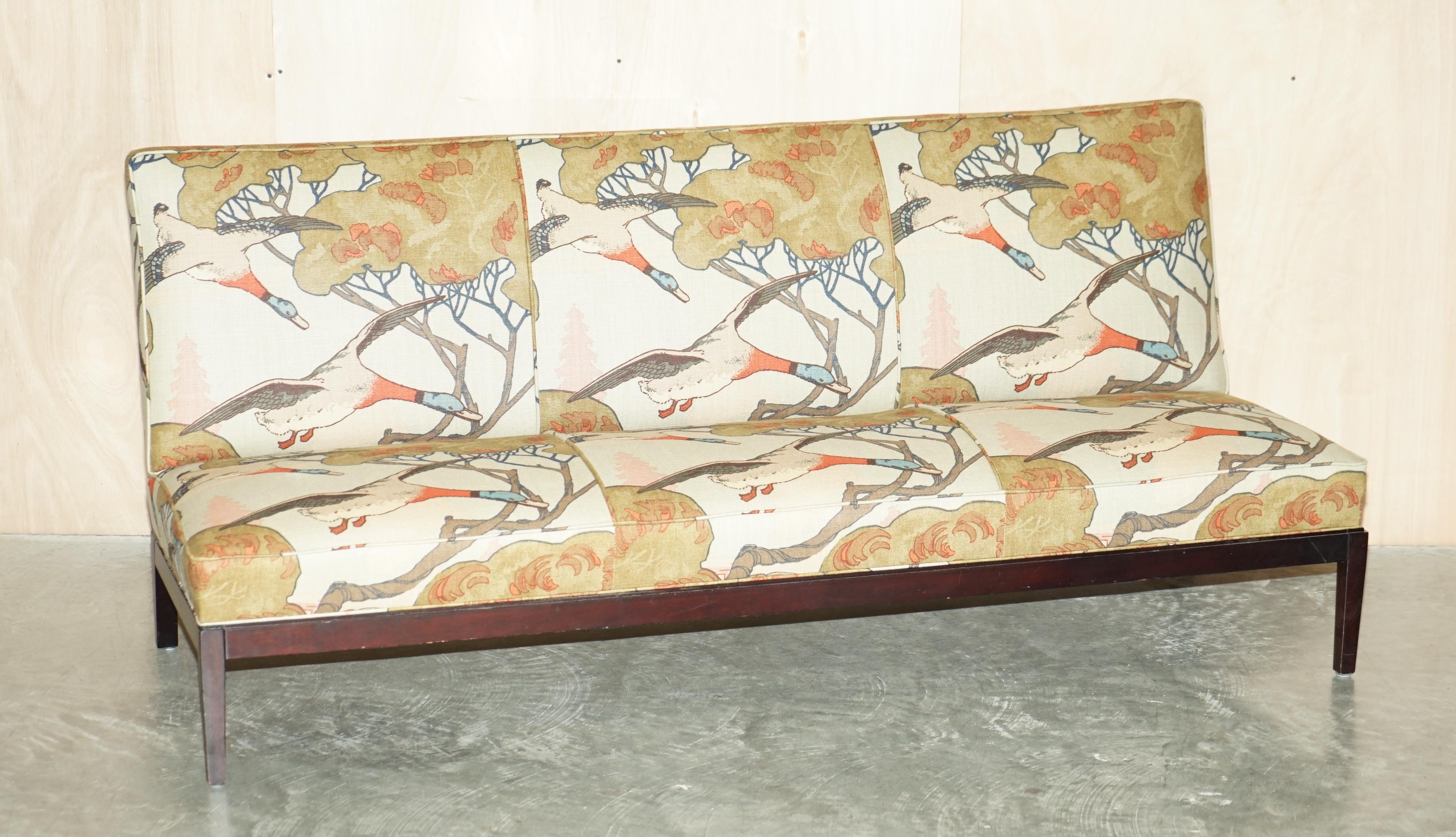 Wir freuen uns, dieses komplett renovierte George Smith Norris Sofa mit drei Sitzen, gepolstert mit Mulberry Flying Ducks Leinen, zum Verkauf anzubieten

Dieses Sofa ist Teil einer Suite, ich habe auch fünf passende Sessel zu verkaufen, die Sessel