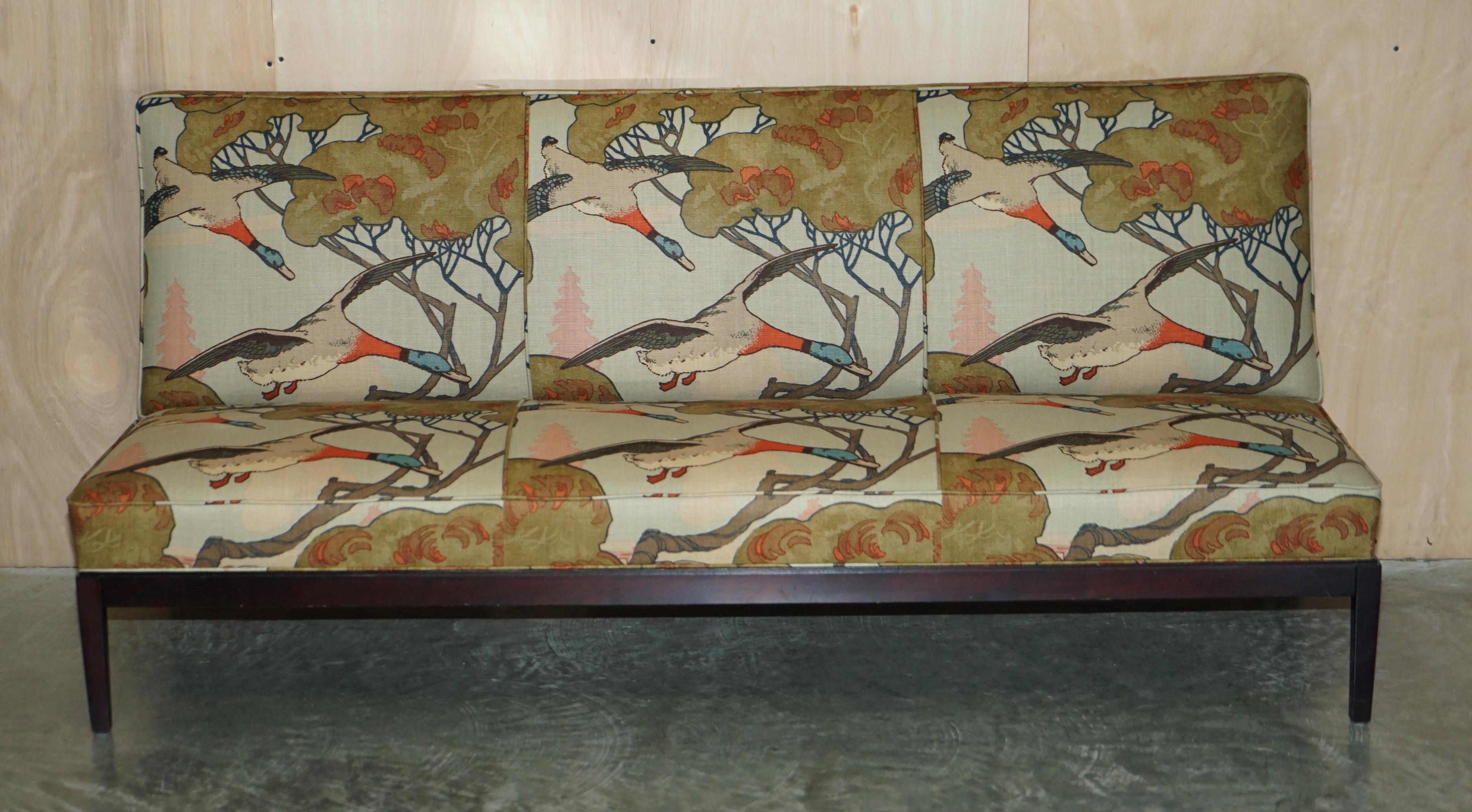 Atemberaubendes restauriertes George Smith Norris Dreisitzer-Sofa in Mulberry Flying Ducks (Land) im Angebot