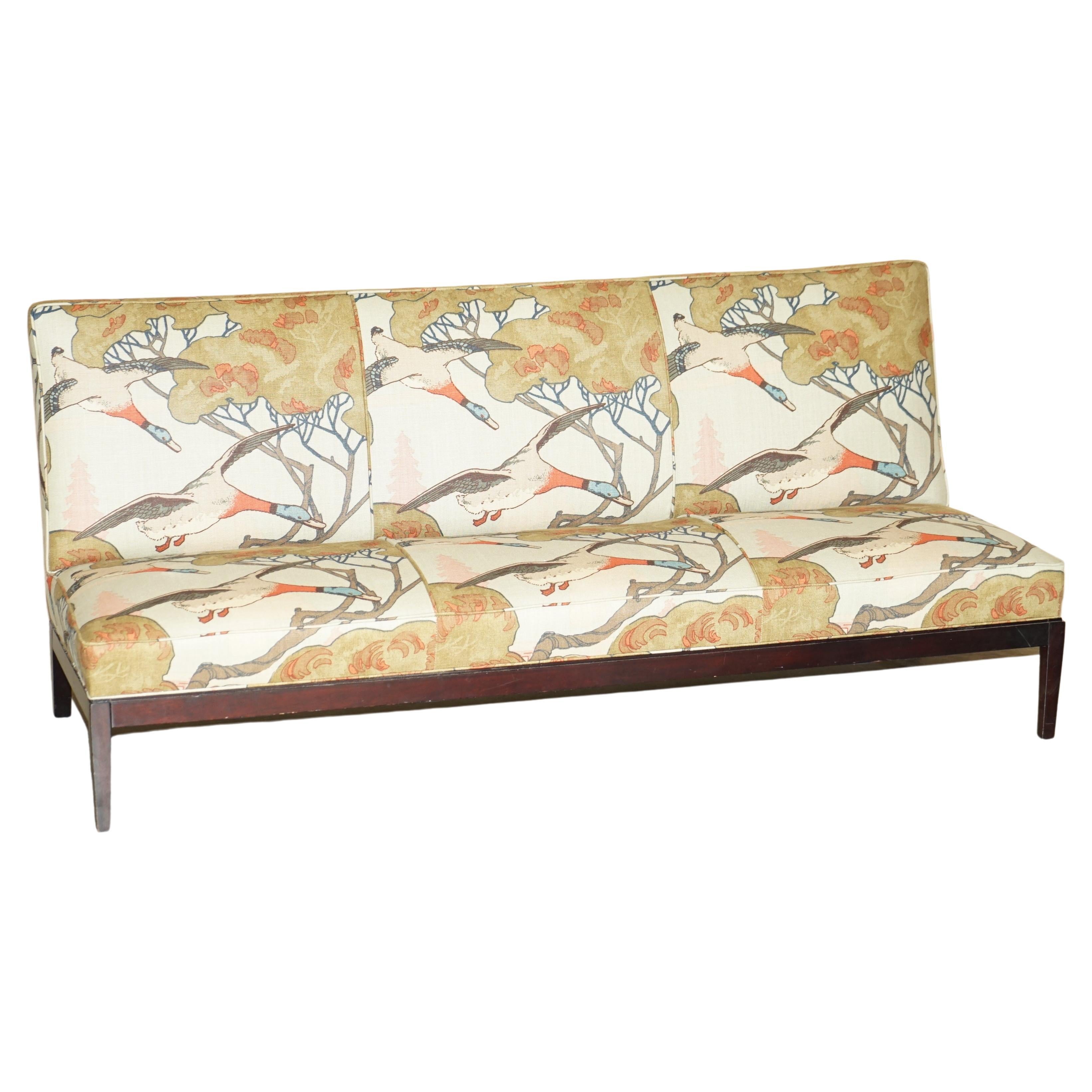 Atemberaubendes restauriertes George Smith Norris Dreisitzer-Sofa in Mulberry Flying Ducks