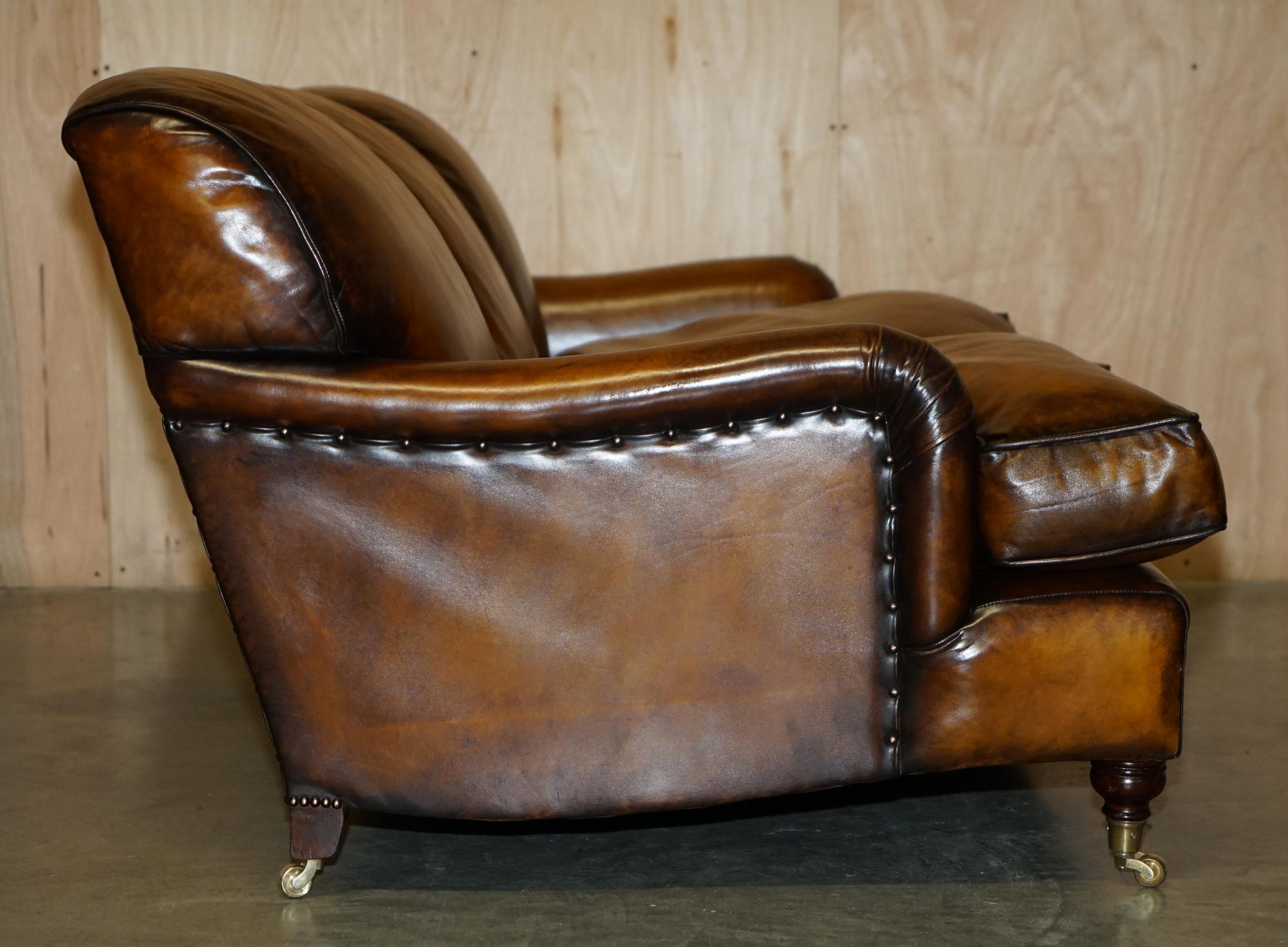 STUNNING RESTORED HAND DYED BROWN LEATHER HOWARDS & SON STYLE SOFA PART OF SUiTE For Sale 4