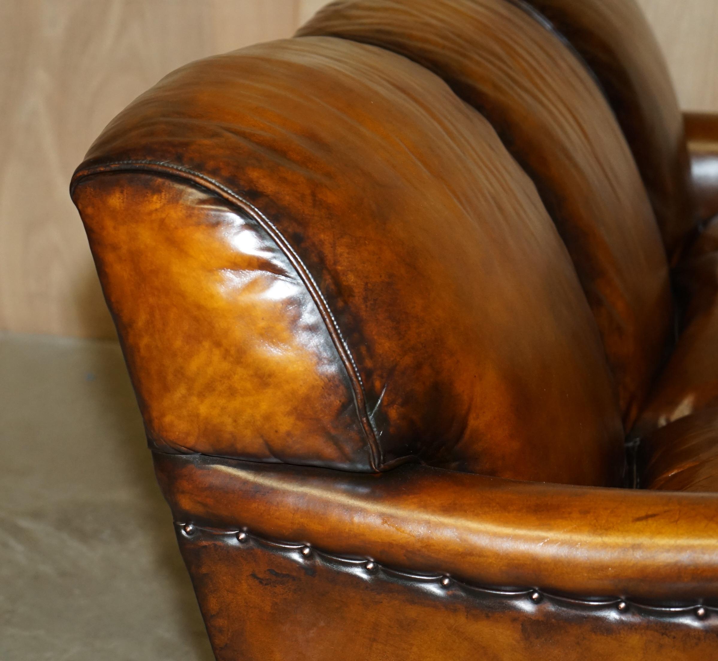 STUNNING RESTORED HAND DYED BROWN LEATHER HOWARDS & SON STYLE SOFA PART OF SUiTE For Sale 6