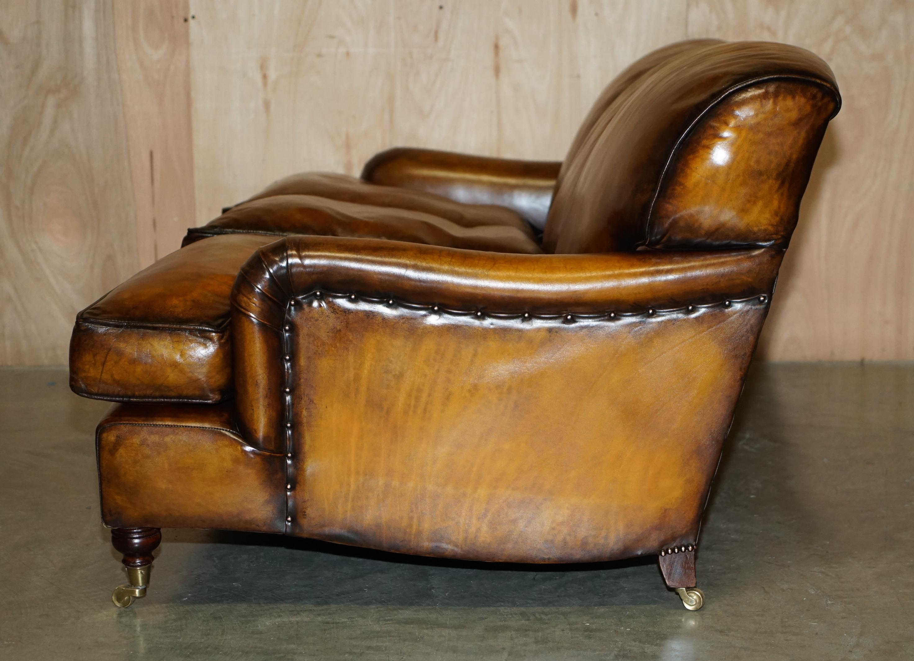 Superbe canapé restauré en cuir teint à la main de style HOWARDS & SONS PART DE SUITE en vente 11