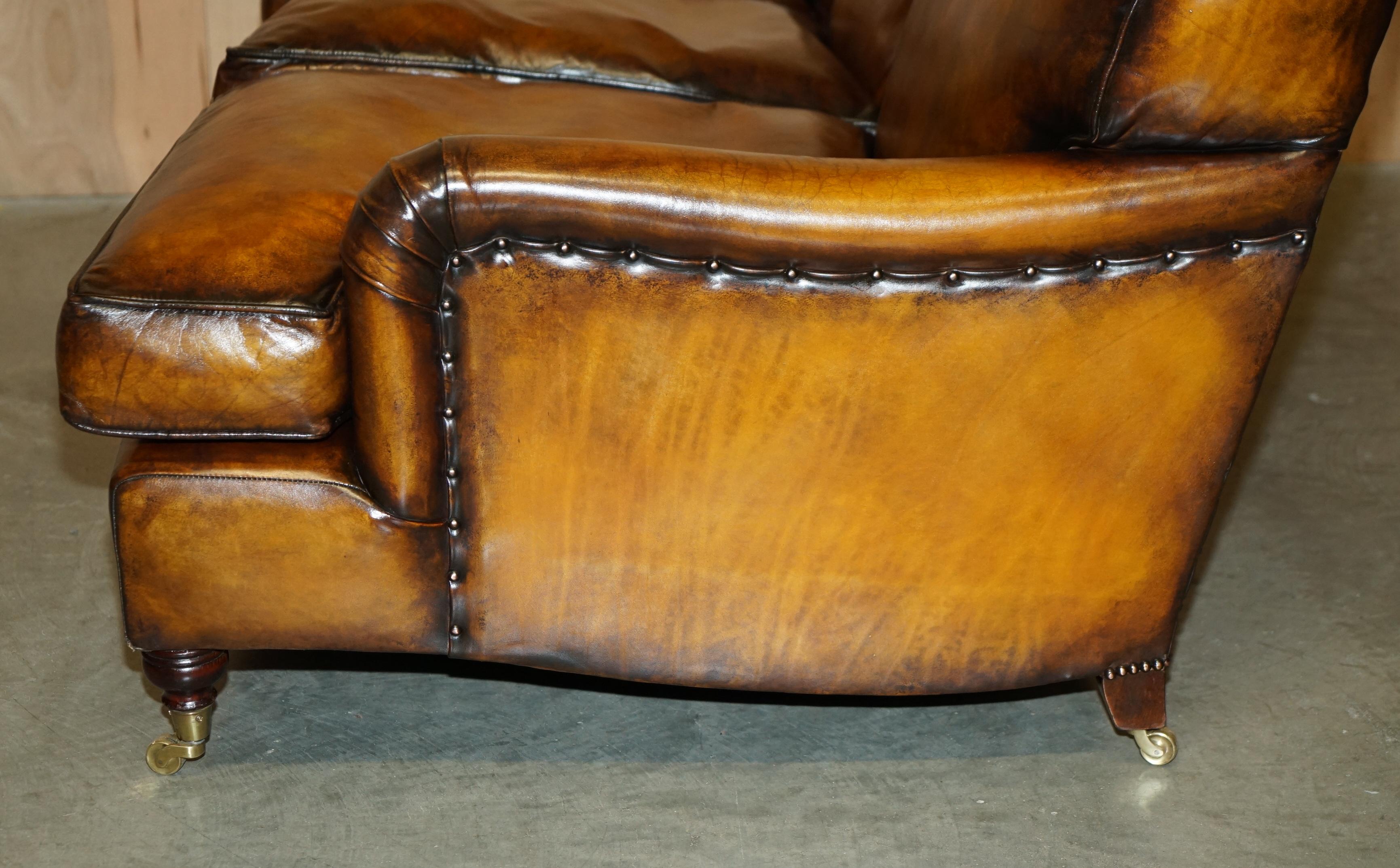 STUNNING RESTORED HAND DYED BROWN LEATHER HOWARDS & SON STYLE SOFA PART OF SUiTE For Sale 9