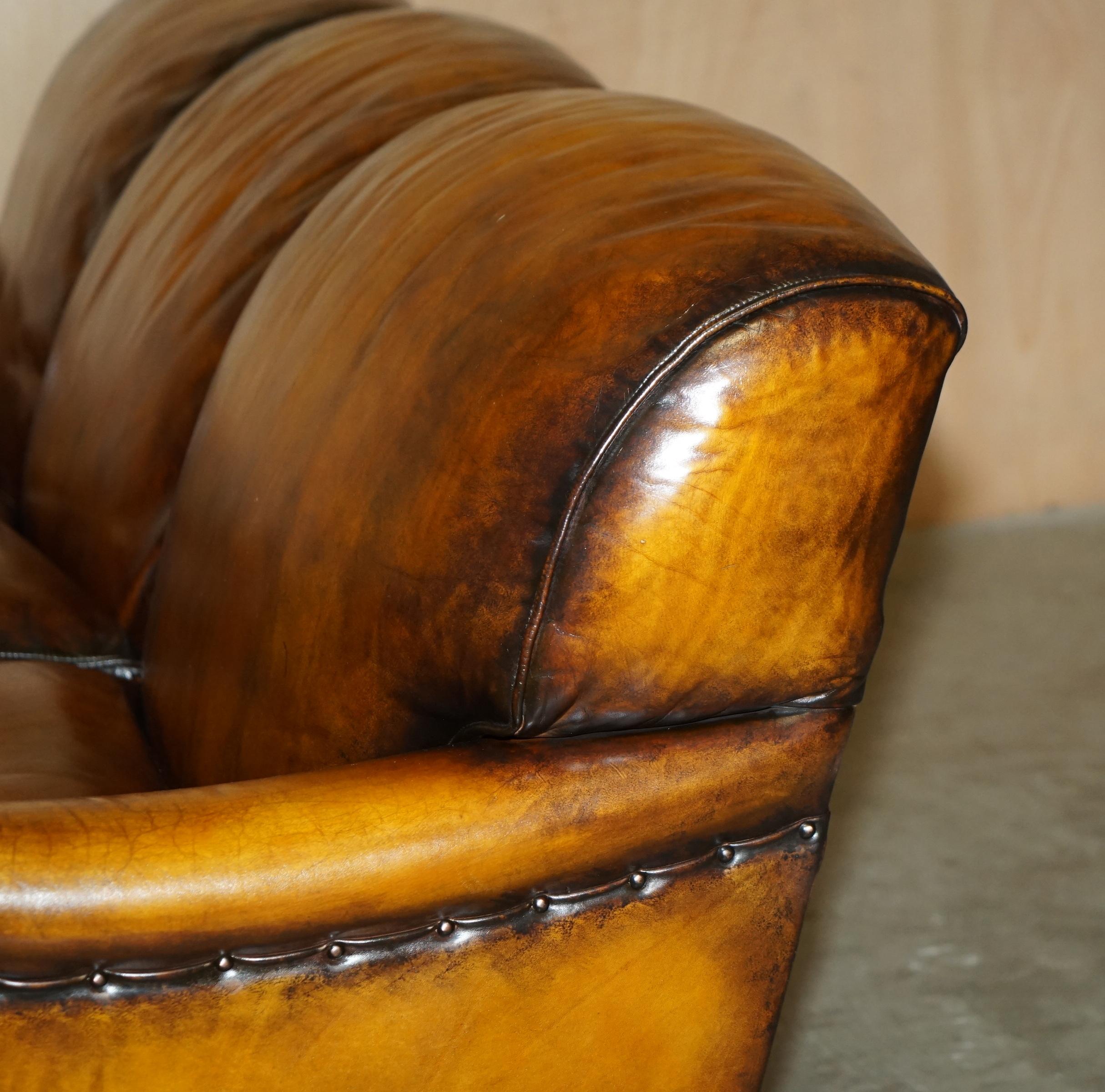 Superbe canapé restauré en cuir teint à la main de style HOWARDS & SONS PART DE SUITE en vente 13
