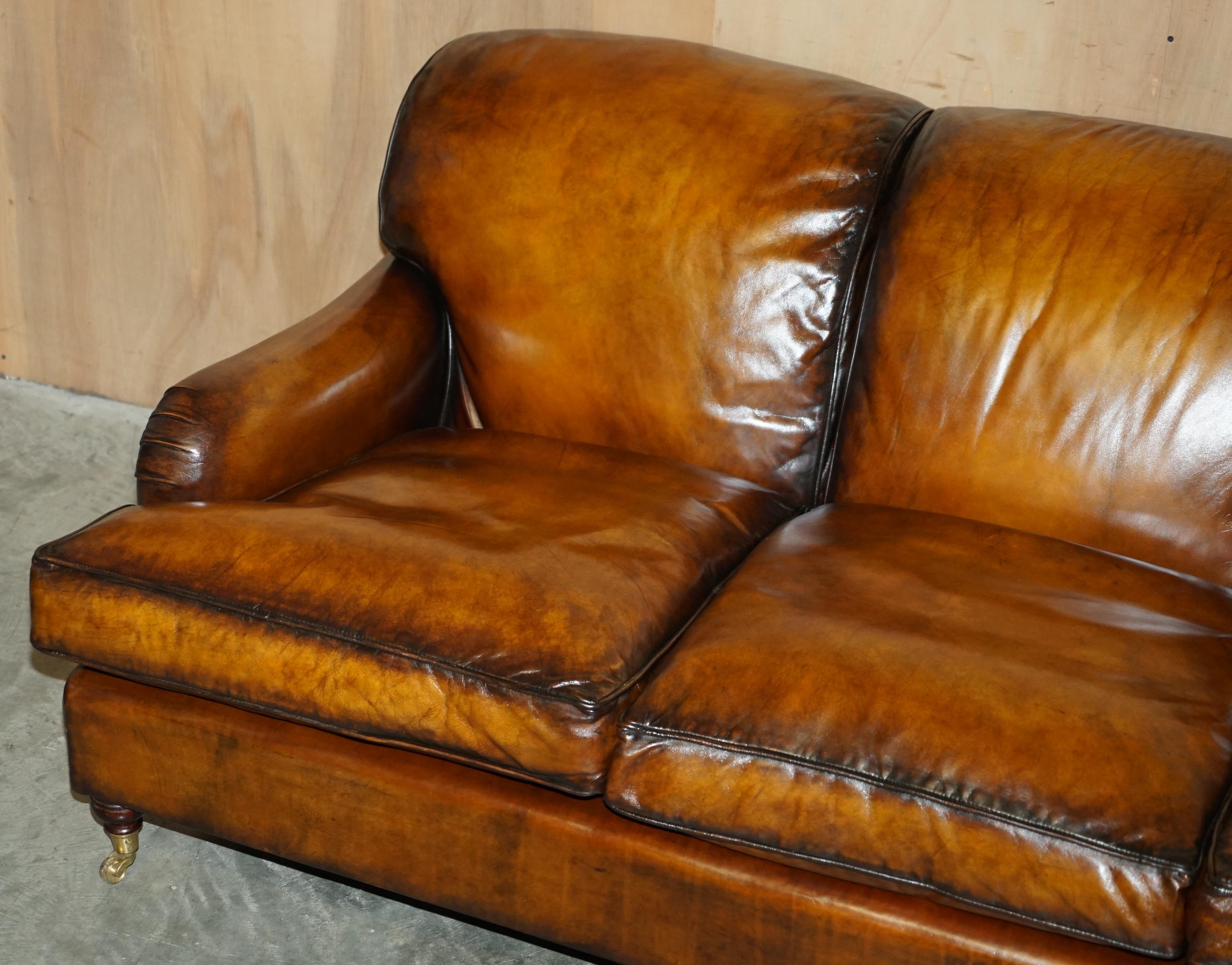 Victorien Superbe canapé restauré en cuir teint à la main de style HOWARDS & SONS PART DE SUITE en vente