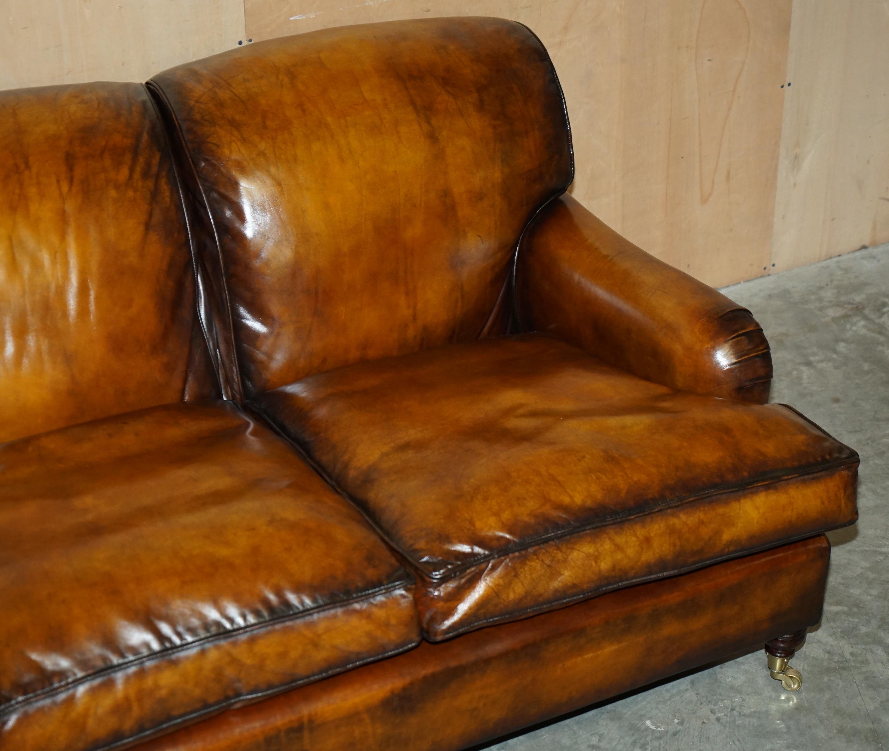 Fait main Superbe canapé restauré en cuir teint à la main de style HOWARDS & SONS PART DE SUITE en vente