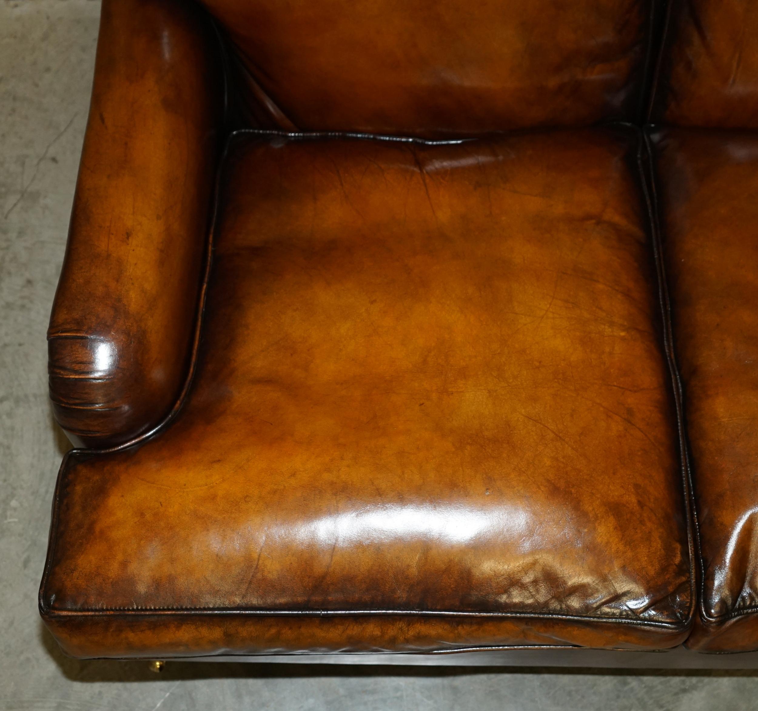 Cuir Superbe canapé restauré en cuir teint à la main de style HOWARDS & SONS PART DE SUITE en vente