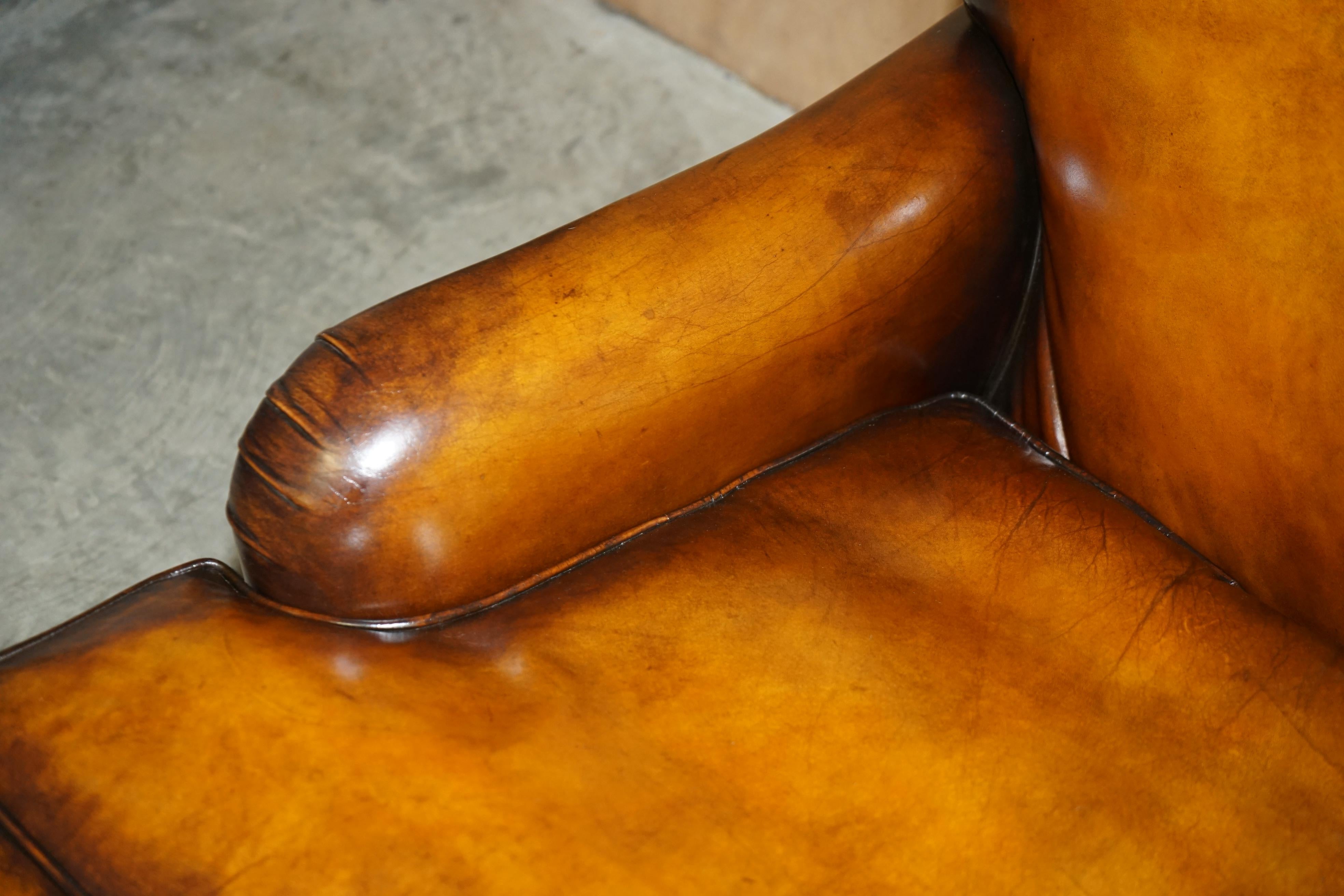 Superbe canapé restauré en cuir teint à la main de style HOWARDS & SONS PART DE SUITE en vente 1