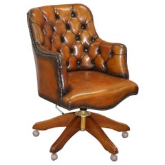 Superbe fauteuil Chesterfield en cuir brun whisky restauré et teint à la main