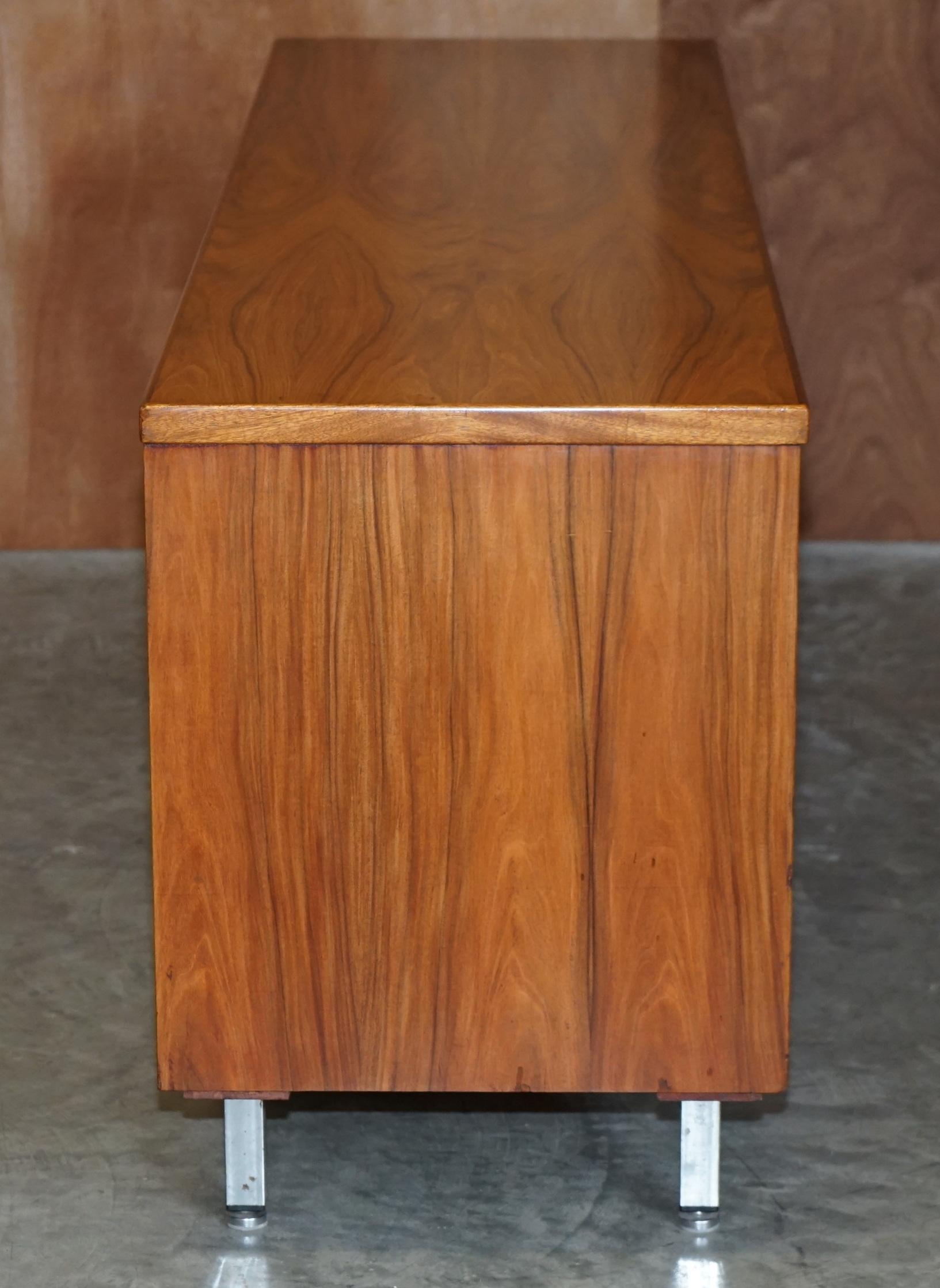 Atemberaubendes restauriertes Hartholz-Sideboard mit Chrombeinen aus der Moderne der Mitte des Jahrhunderts im Angebot 4