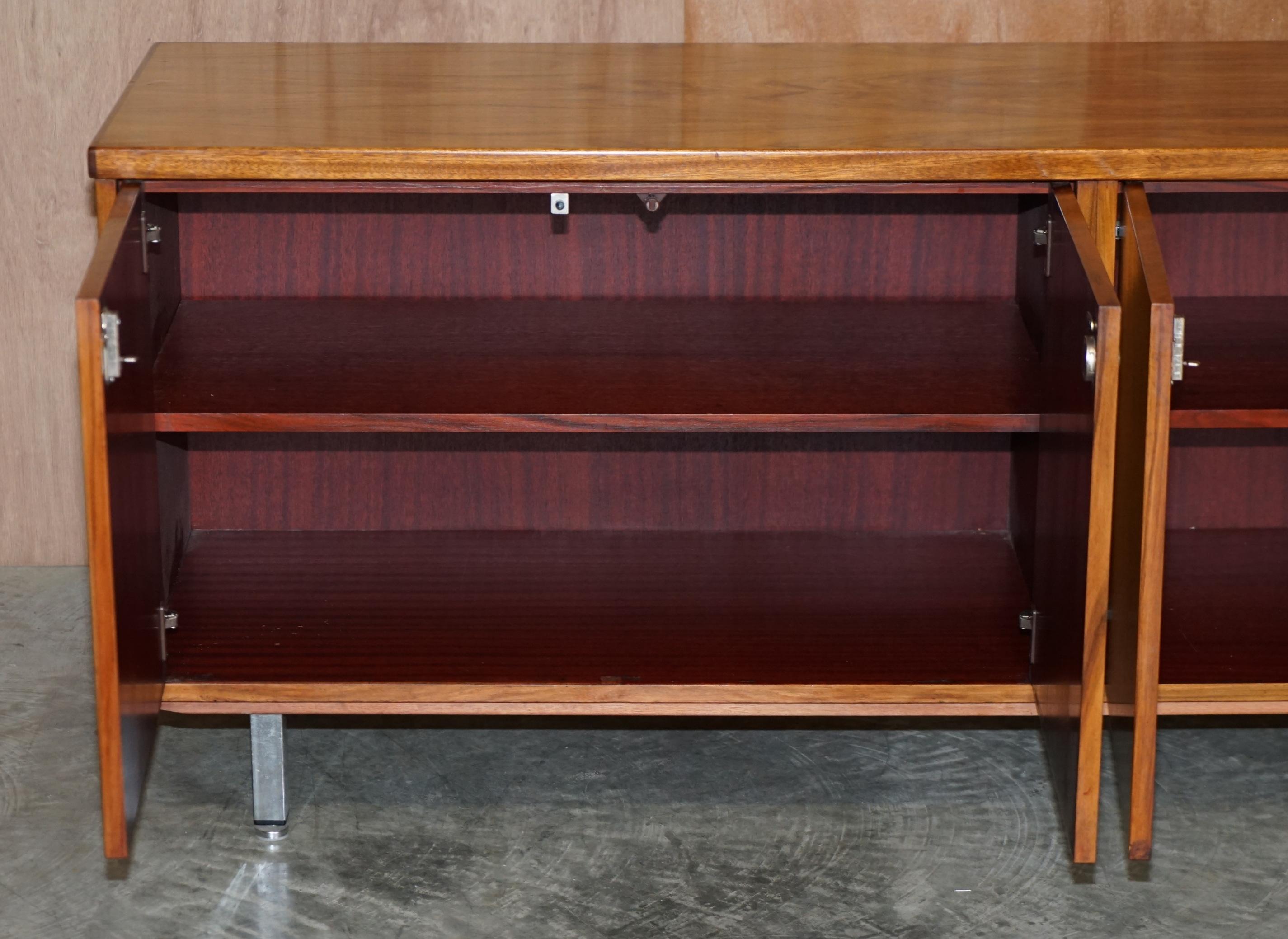 Atemberaubendes restauriertes Hartholz-Sideboard mit Chrombeinen aus der Moderne der Mitte des Jahrhunderts im Angebot 10