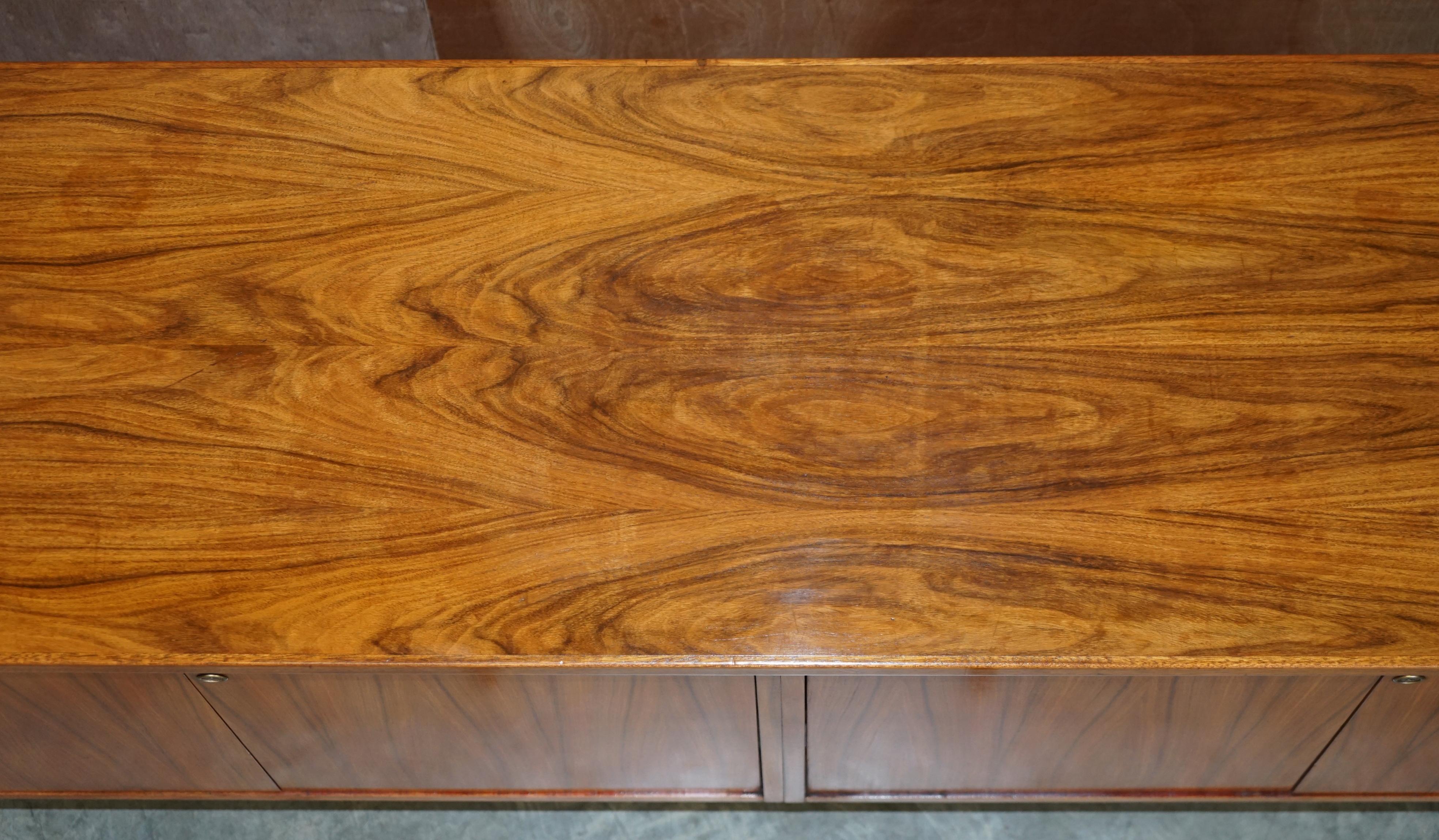 Atemberaubendes restauriertes Hartholz-Sideboard mit Chrombeinen aus der Moderne der Mitte des Jahrhunderts im Angebot 2