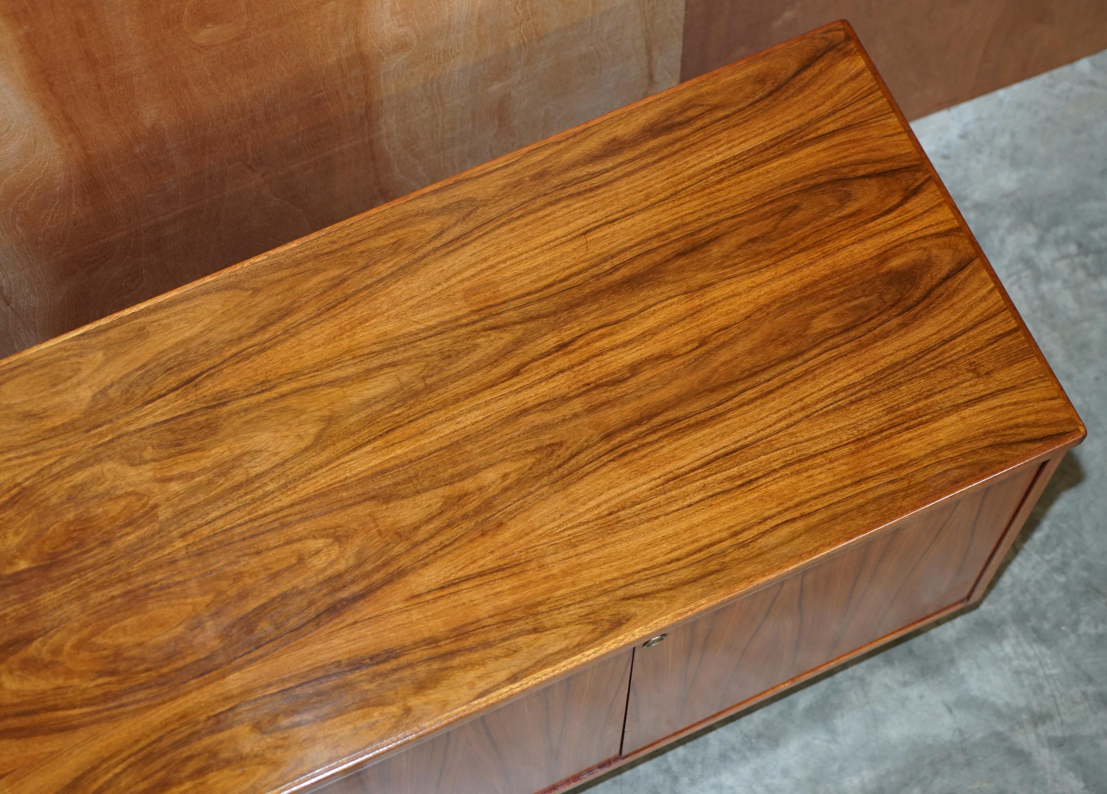 Atemberaubendes restauriertes Hartholz-Sideboard mit Chrombeinen aus der Moderne der Mitte des Jahrhunderts im Angebot 3